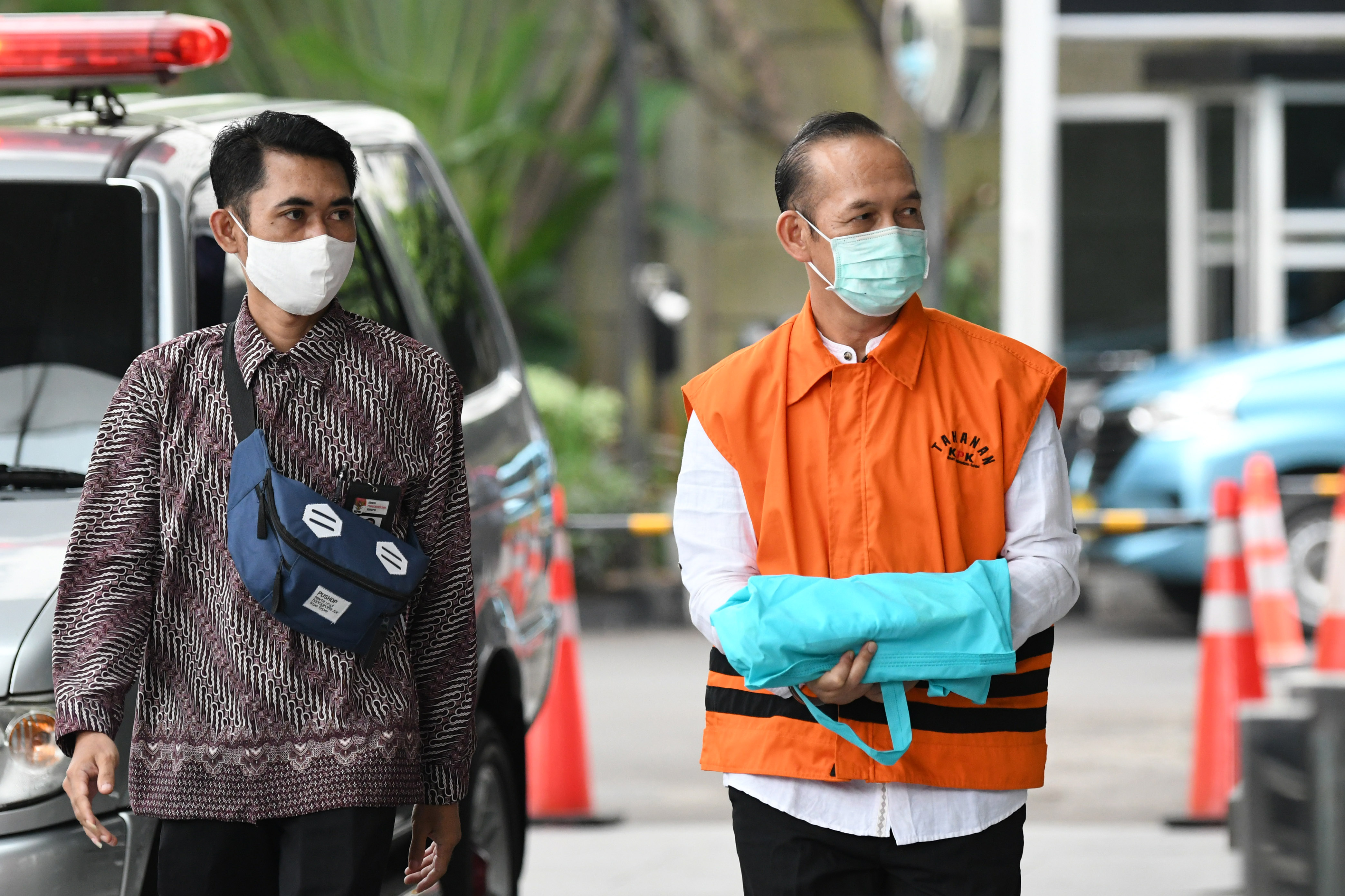  Tersangka kasus dugaan suap proyek-proyek di Dinas PUPR Kabupaten Muara Enim Ramlan Suryadi (kanan) 