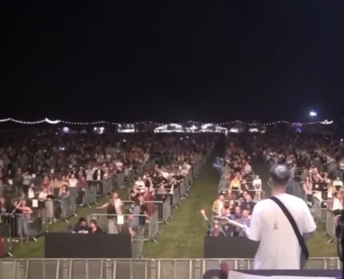 Konser Sam Fender di Virgin Money Unity Arena, Inggris, Selasa (11/8), menempatkan penonton di kubikel berkapasitas maksimal 5 orang.