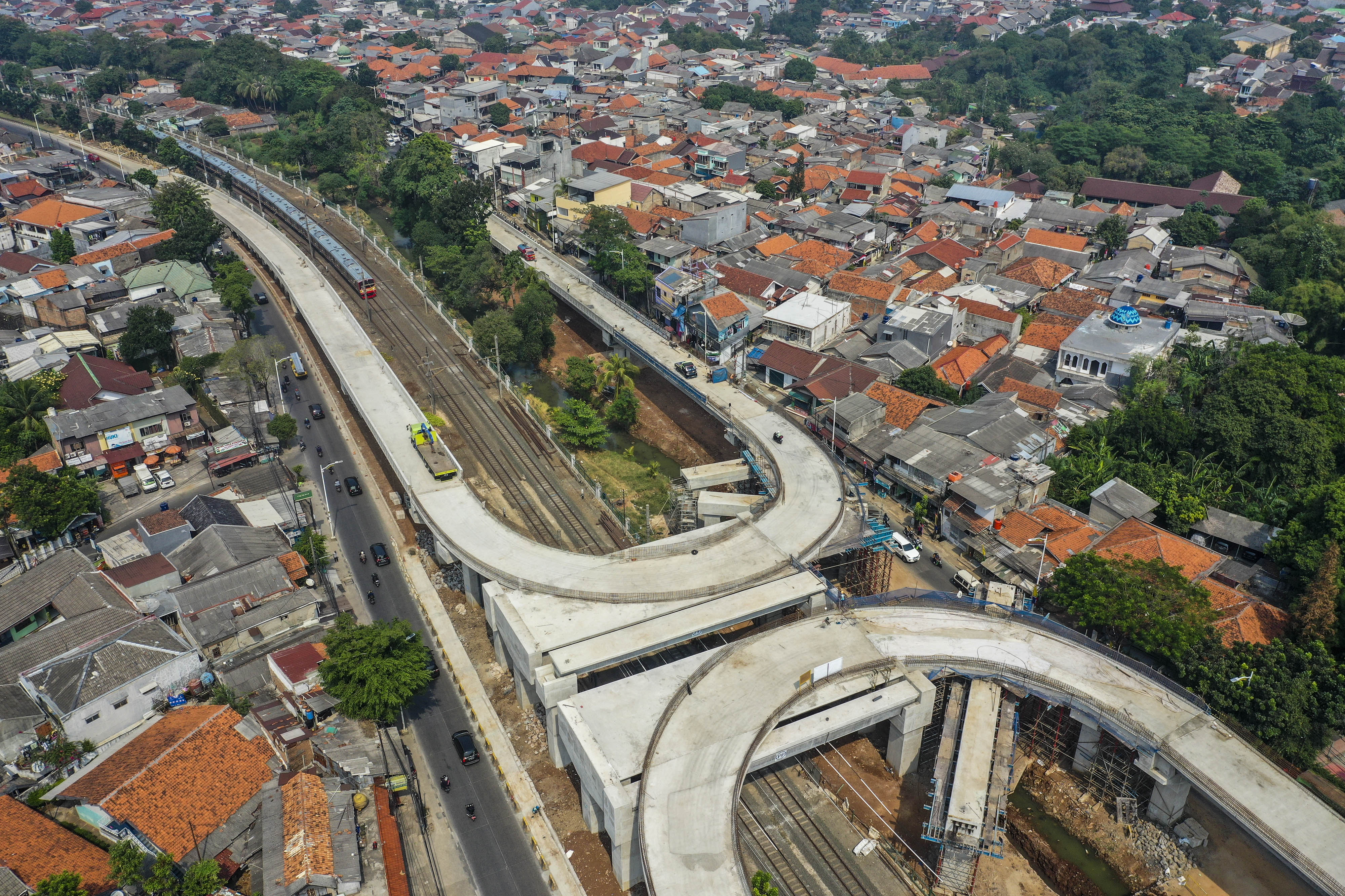 Foto aerial pembangunan jalan layang tapal kuda di kawasan Lenteng Agung, Jakarta.