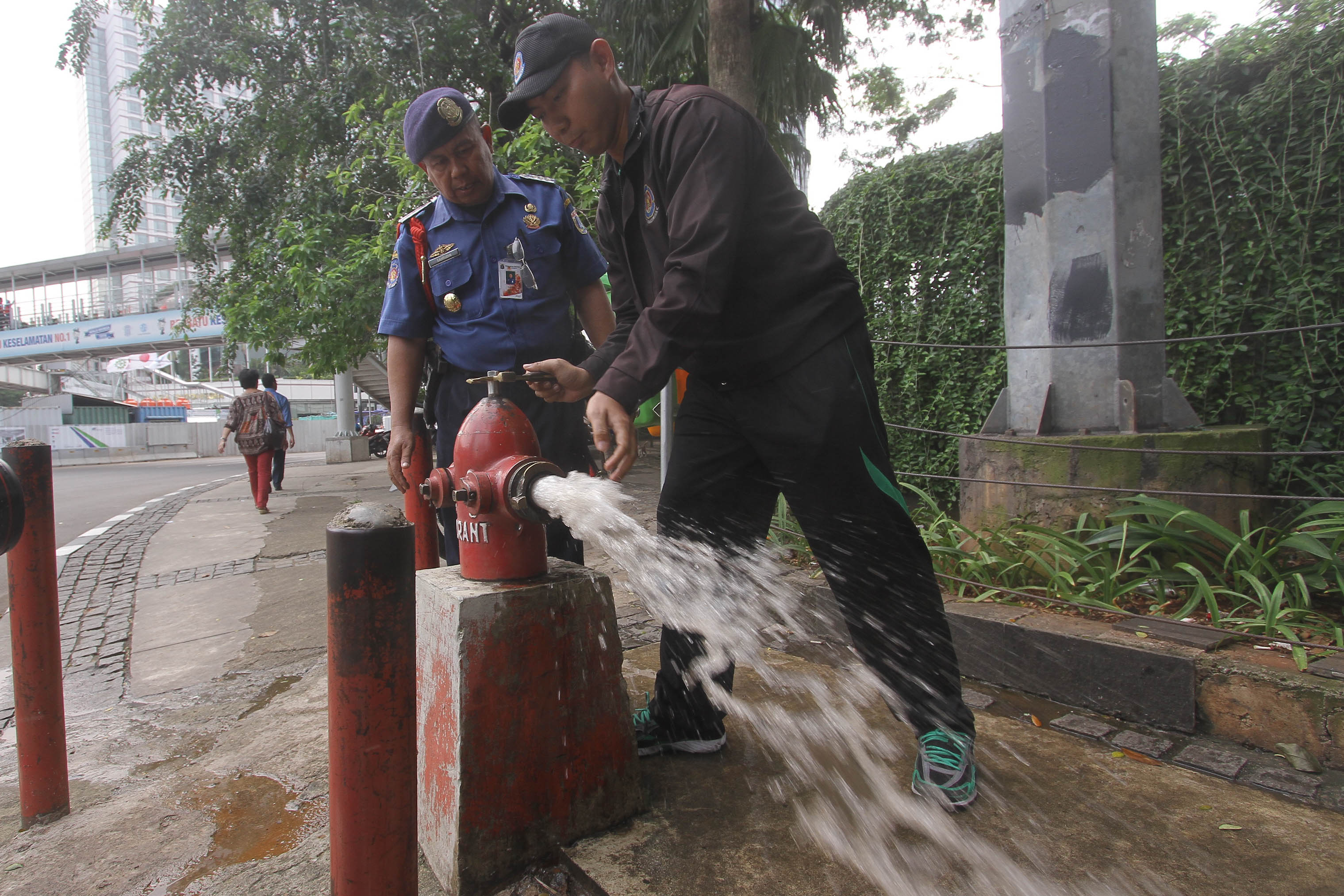 Petugas Damkar Jakarta Pusat melakukan pengecekan hydrant di kawasan Bundaran HI, Jakarta.