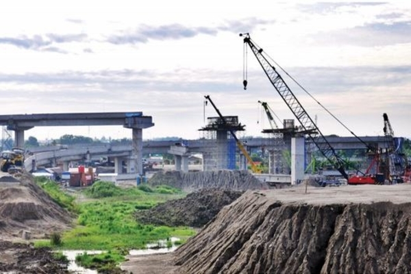 Pekerja PT Hutama Karya menggunakan alat berat untuk menyelesaikan ruas tol di Gerbang Tol Tanjung Mulia Medan, Sumatra Utara, Rabu (29/7).