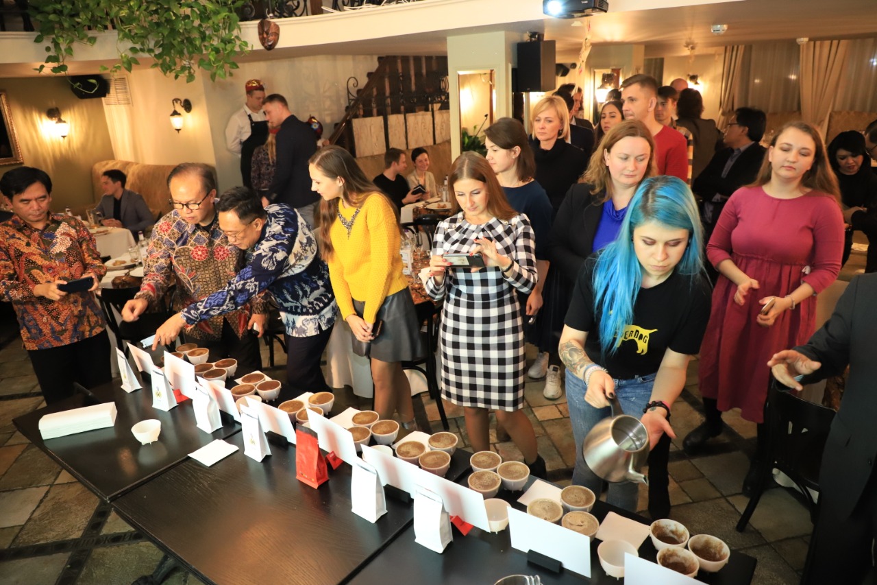 Kopi asal Indonesia diperkenalkan kepada masyarakat dan importir kopi Rusia di Gedung KBRI, Moskow, Rusia. 