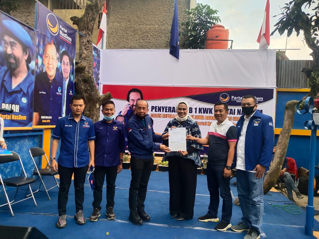 Ketua DPW NasDem Jawa Barat menyerahkan B1KWK, formulir dukungan kepada pasangan bacalon Karawang Cellica Nurrachadiana-Aep Saepuloh.