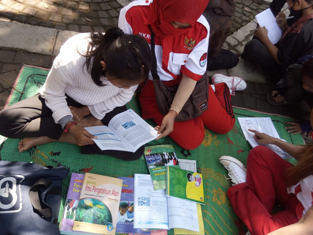 Relawan dari UPTD SKB dan Gernis mengajari anak jalanan dan anak dari keluarga miskin di alun-alun Kota Cimahi, Rabu (19/8/2020)