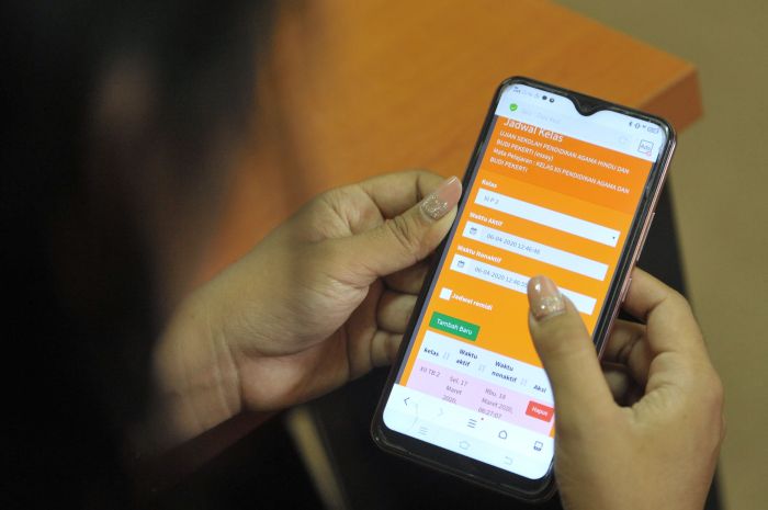 Ilustrasi : Guru SMK memberikan tugas kepada siswa melalui aplikasi.  