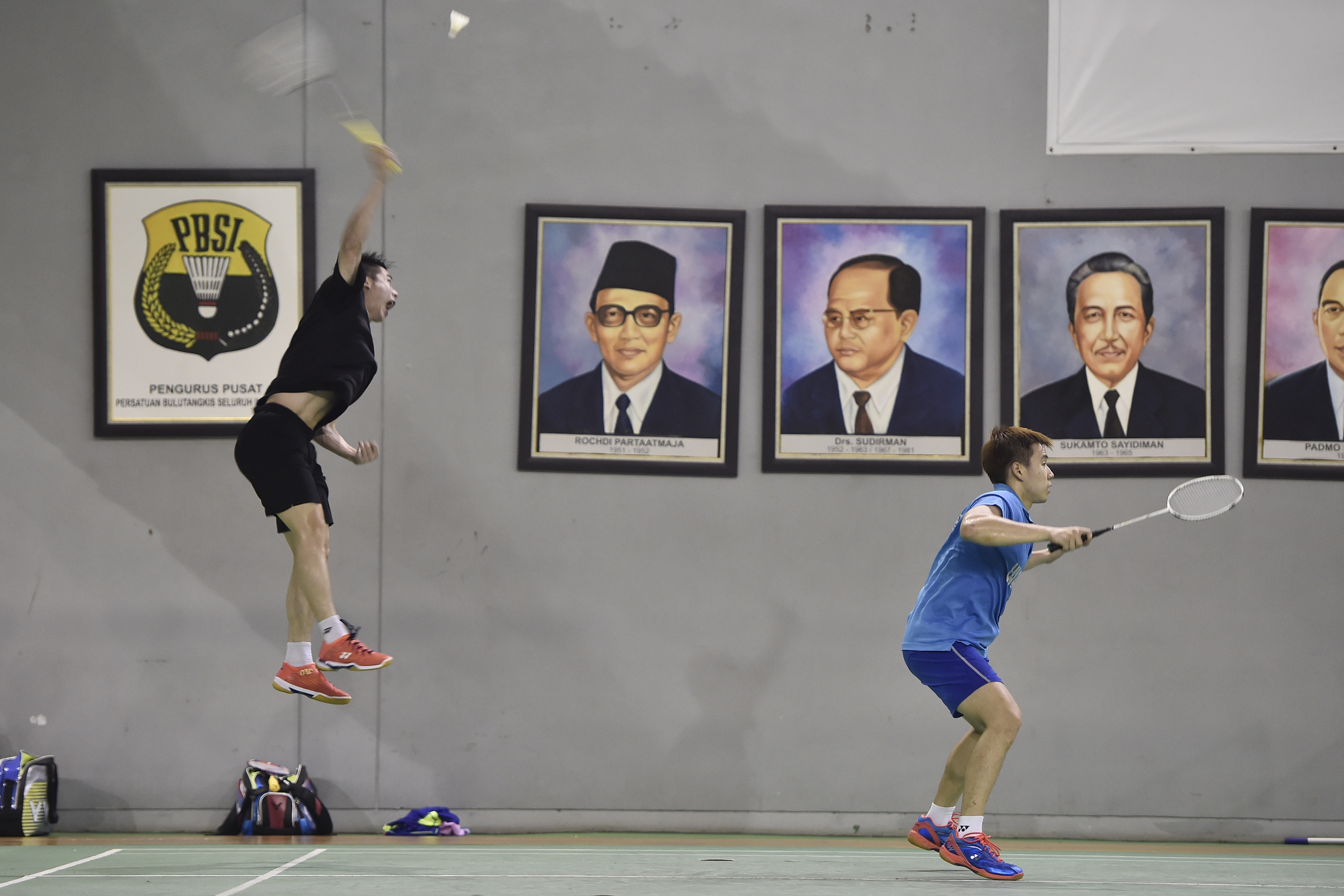 Ganda putra Marcus Fernaldi Gideon (kanan) dan Kevin Sanjaya Sukamuljo berlatih di Pelatnas PBSI Cipayung.