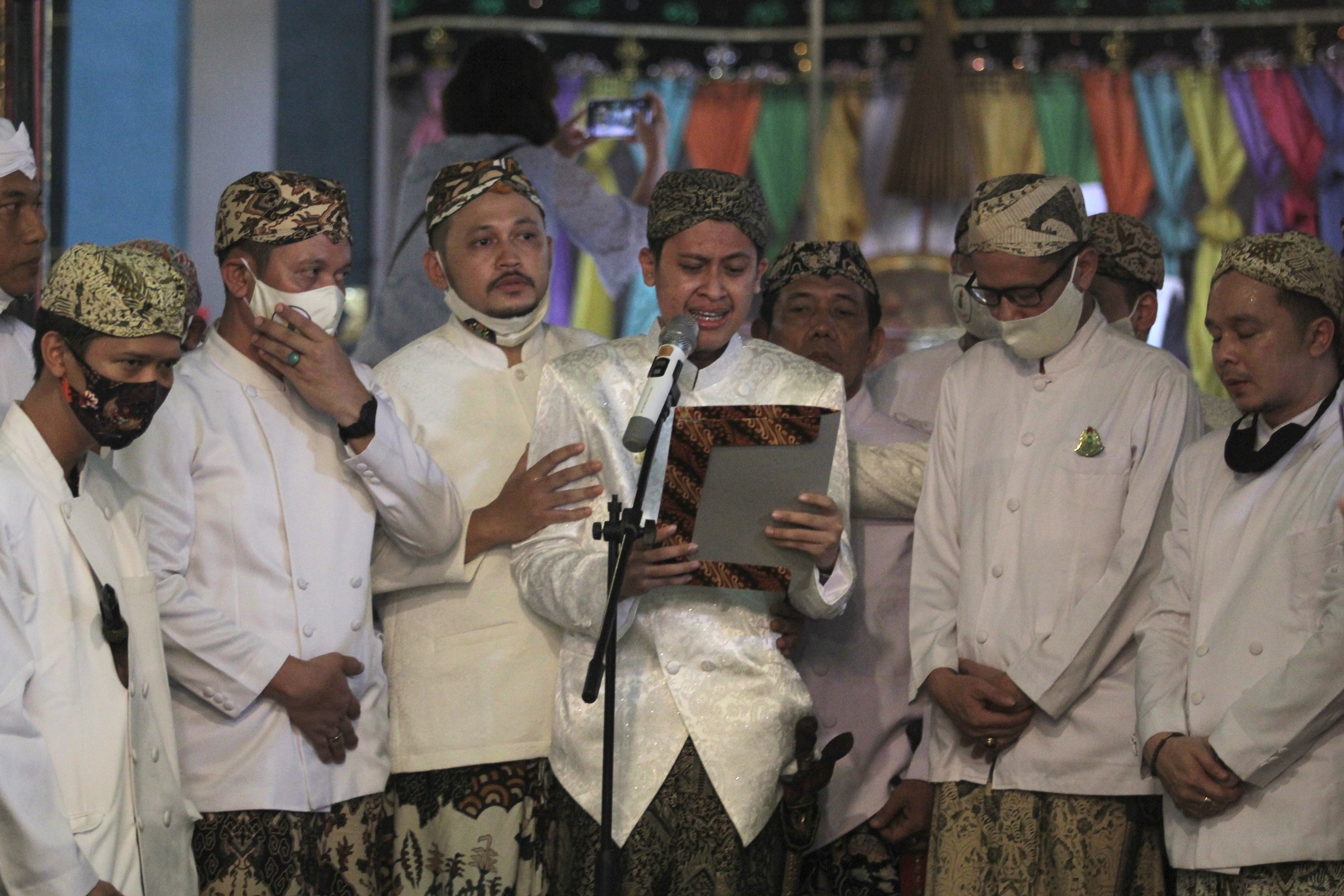 PRA Luqman Zulkaedin (tengah) memberikan pidato setelah dinobatkan Sultan Sepuh XV Keraton Kasepuhan, Cirebon, Minggu (30/8).