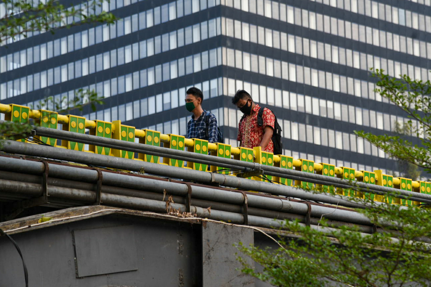 Pekerja melintasi kawasan Sudirman, Jakarta, saat jam pulang kerja.