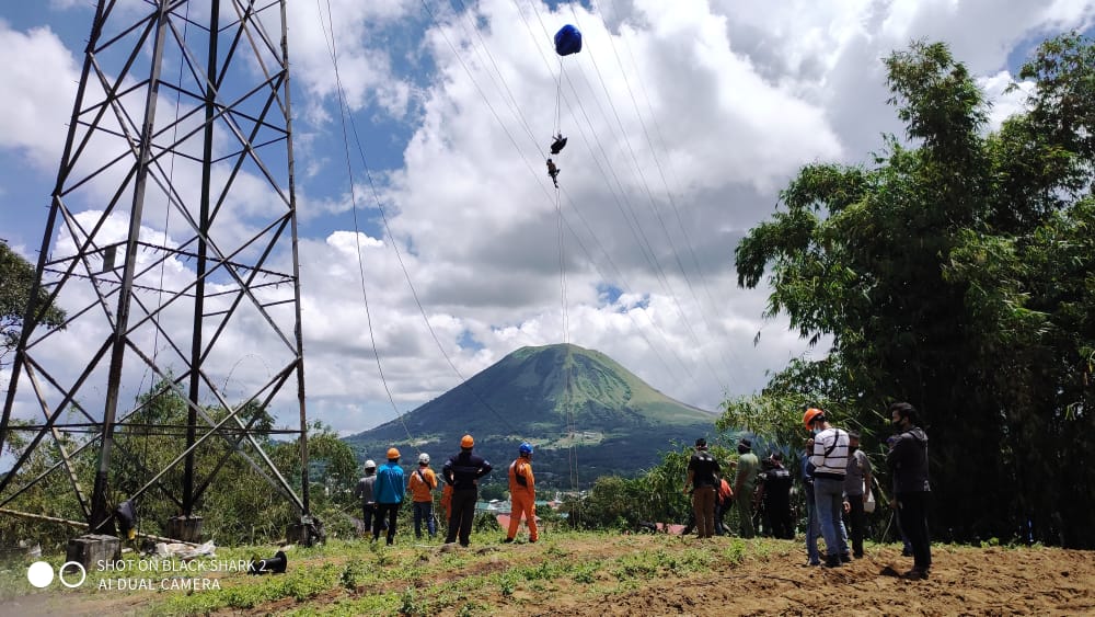 Penerjun tersangkut pada jaringan SUTT Tomohon.