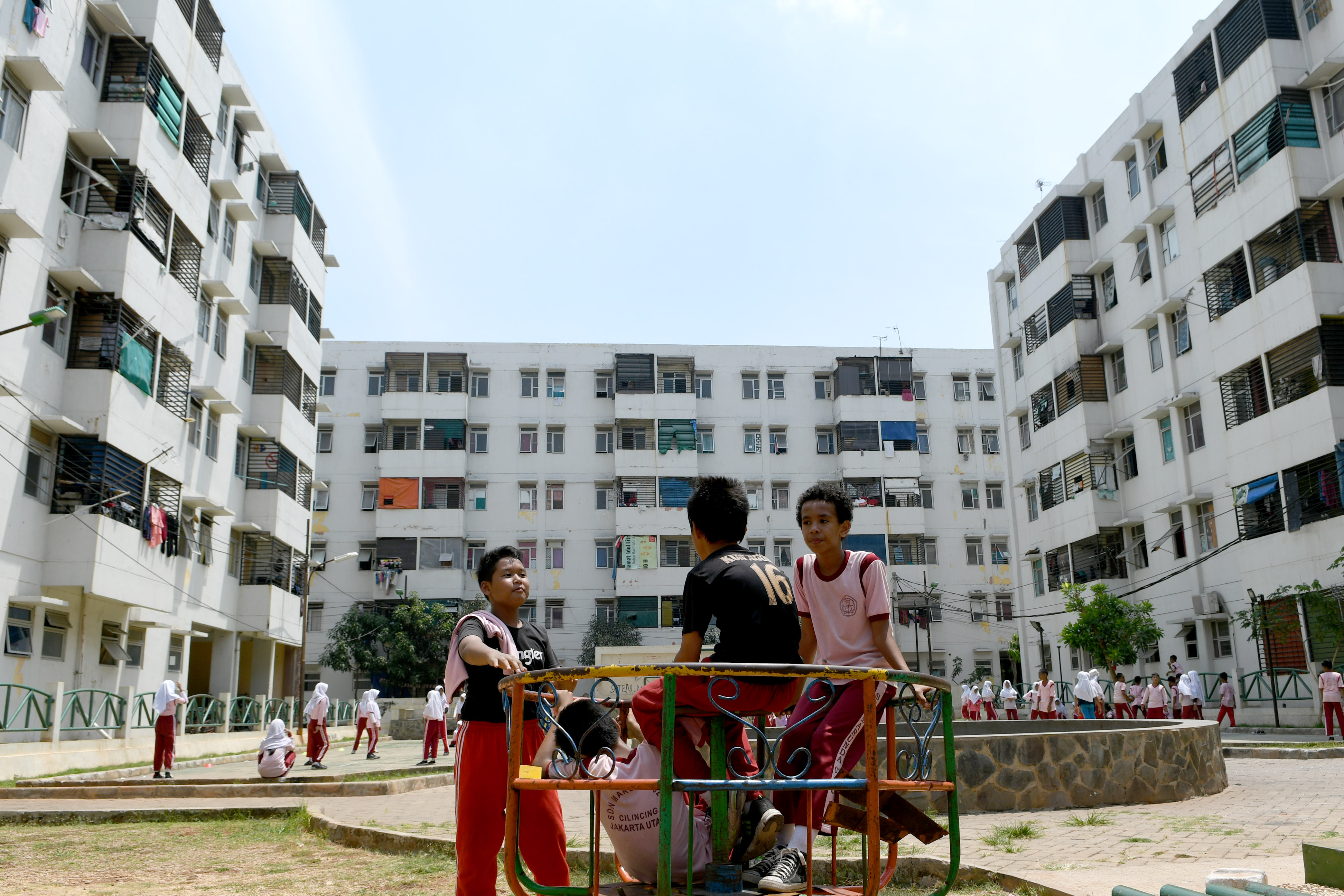 Sejumlah siswa sekolah dasar bermain di kawasan Rumah Susun (Rusun) Marunda, Jakarta, Selasa (3/9/2019).