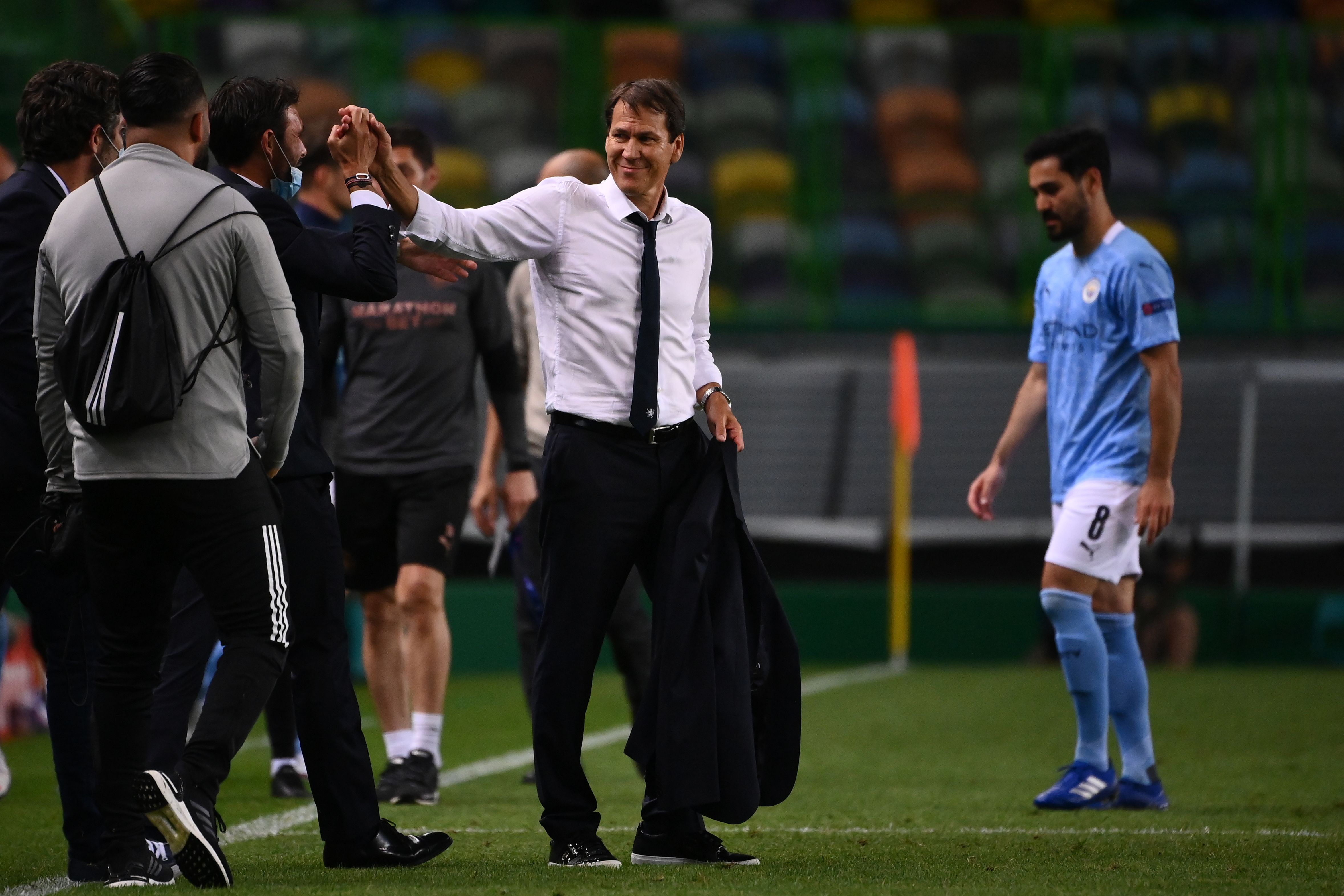 Pelatih Lyon Rudi Garcia tersenyum puas saat timnya bisa lolos ke semifinal Liga Champions setelah membekuk Manchester City 3-1.