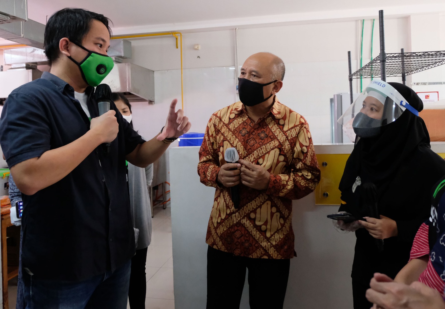 Menteri Koperasi dan Usaha Kecil dan Menengah Teten Masduki (tengah) berbincang bersama Co-CEO Gojek Andre Soelistyo (kiri) dan Pelaku UMKM.