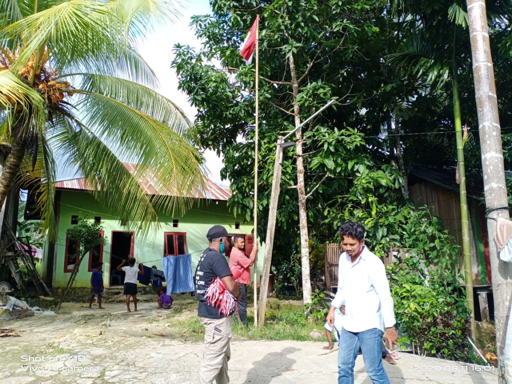 Polres Sorong Selatan membagikan bendera merah putih dan masker untuk warga miskin di wilayahnya dan Kabupaten Maybrat, Papua Barat.