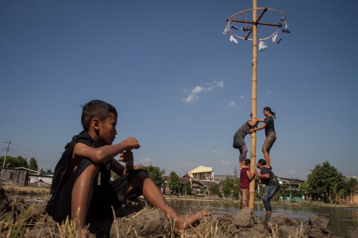 Lomba panjat pinang selalu diadakan dalam memperingati HUT Kemerdekaan Republik Indonesia.