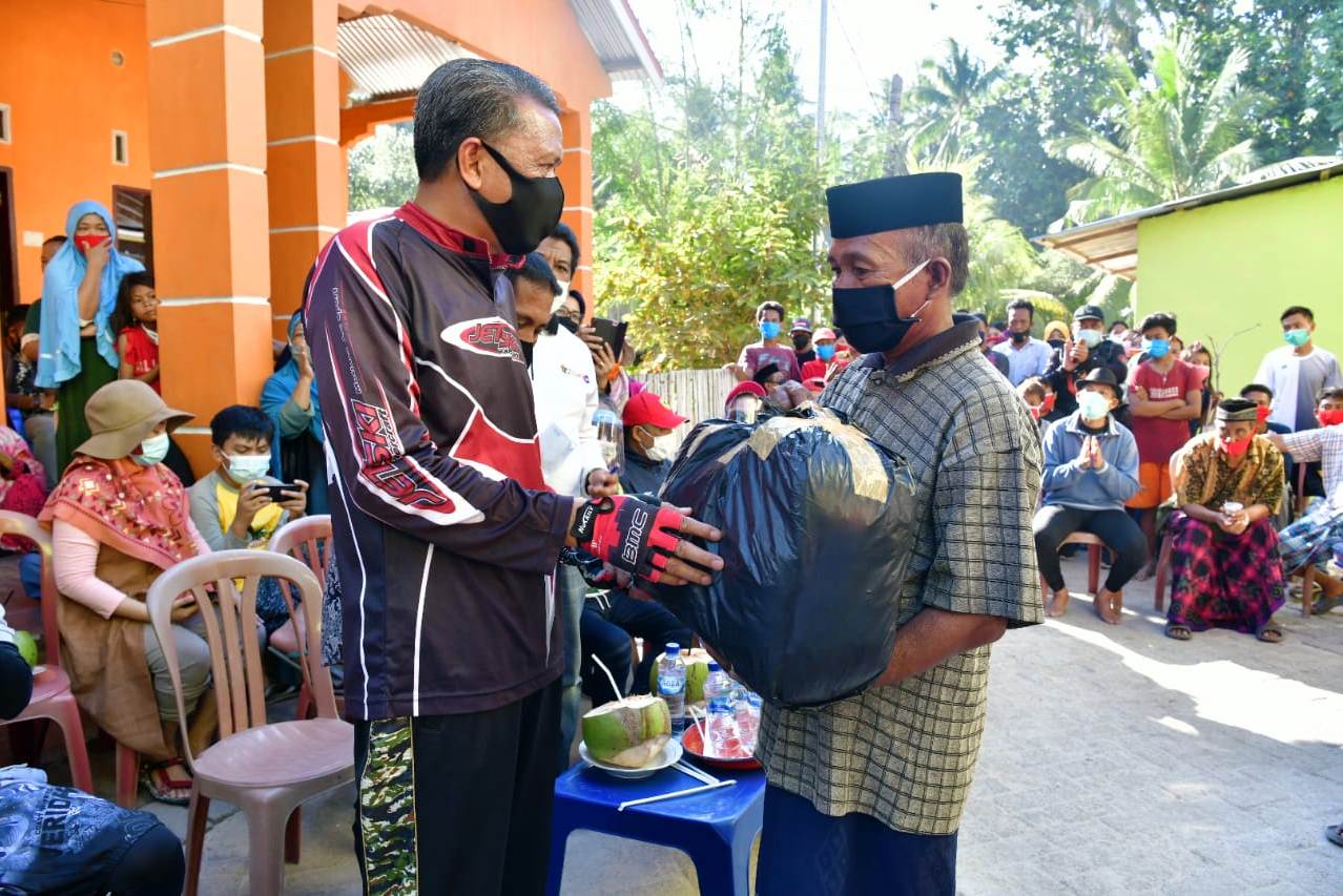Gubernur menyerahkan paket sembako, masker, dan bibit sukun.