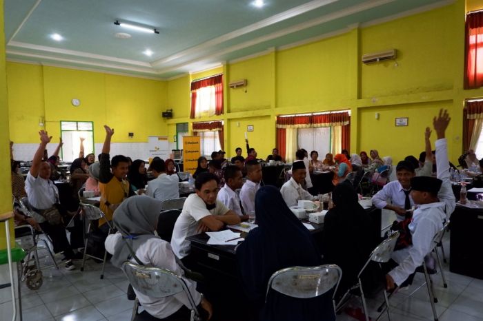 Maybank Indonesia melanjutkan program pemberdayaan ekonomi bagi penyandang disabilitas dan komunitas marjinal bernama RISE 2.0 di Palembang.