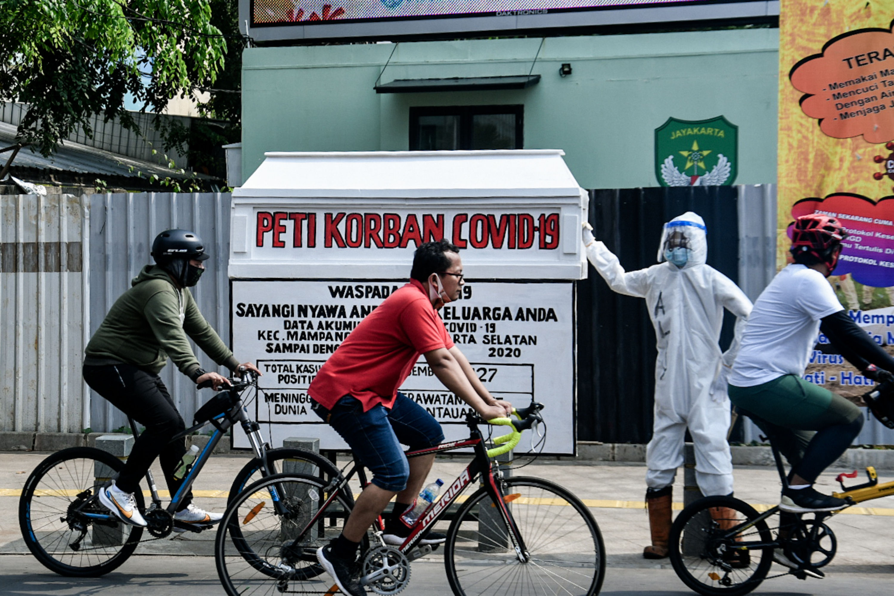 Instalasi seni covid-19 di Kemang Jakarta