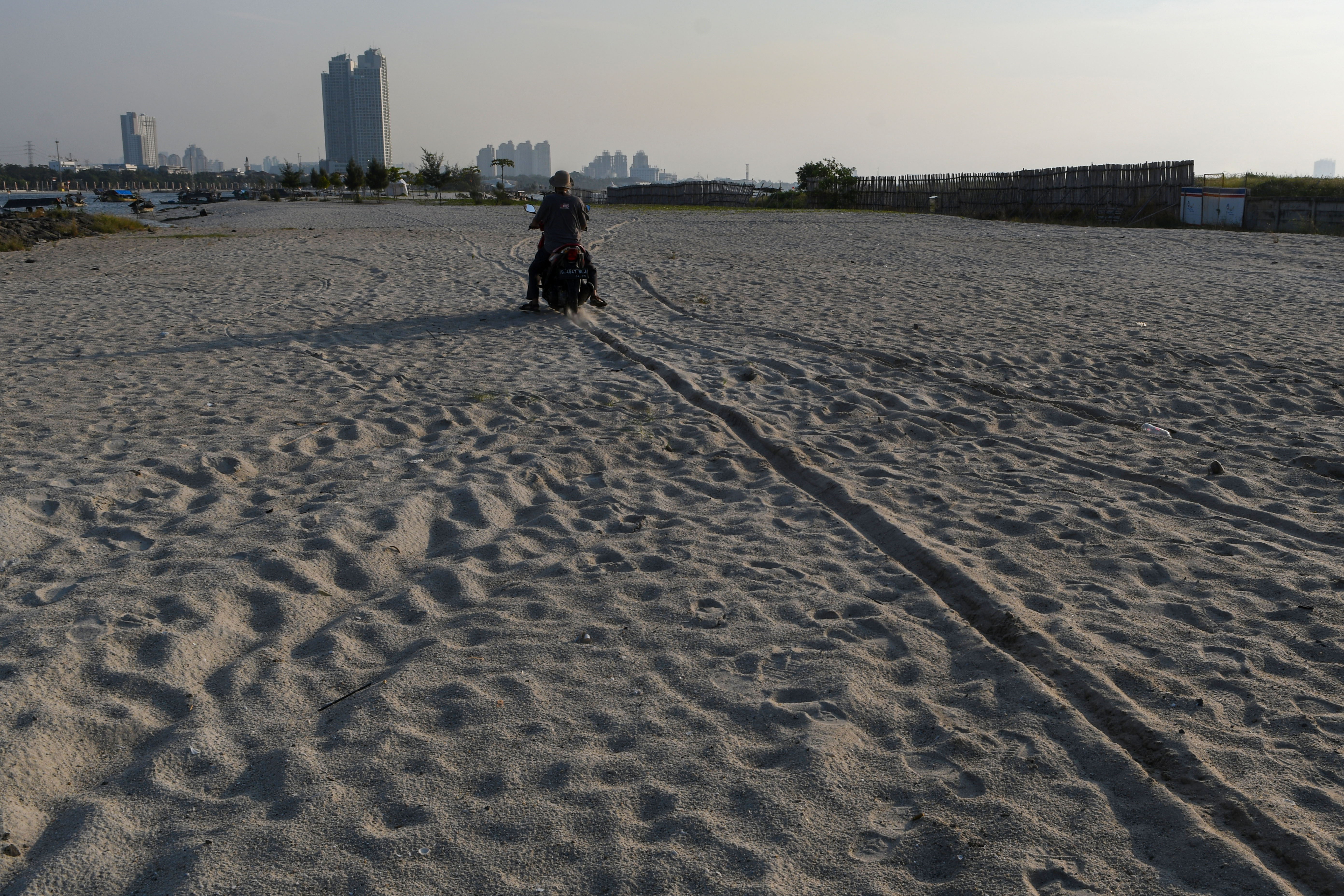 Kendaraan melintas di lahan yang jadi bagian proyek reklamasi ancol