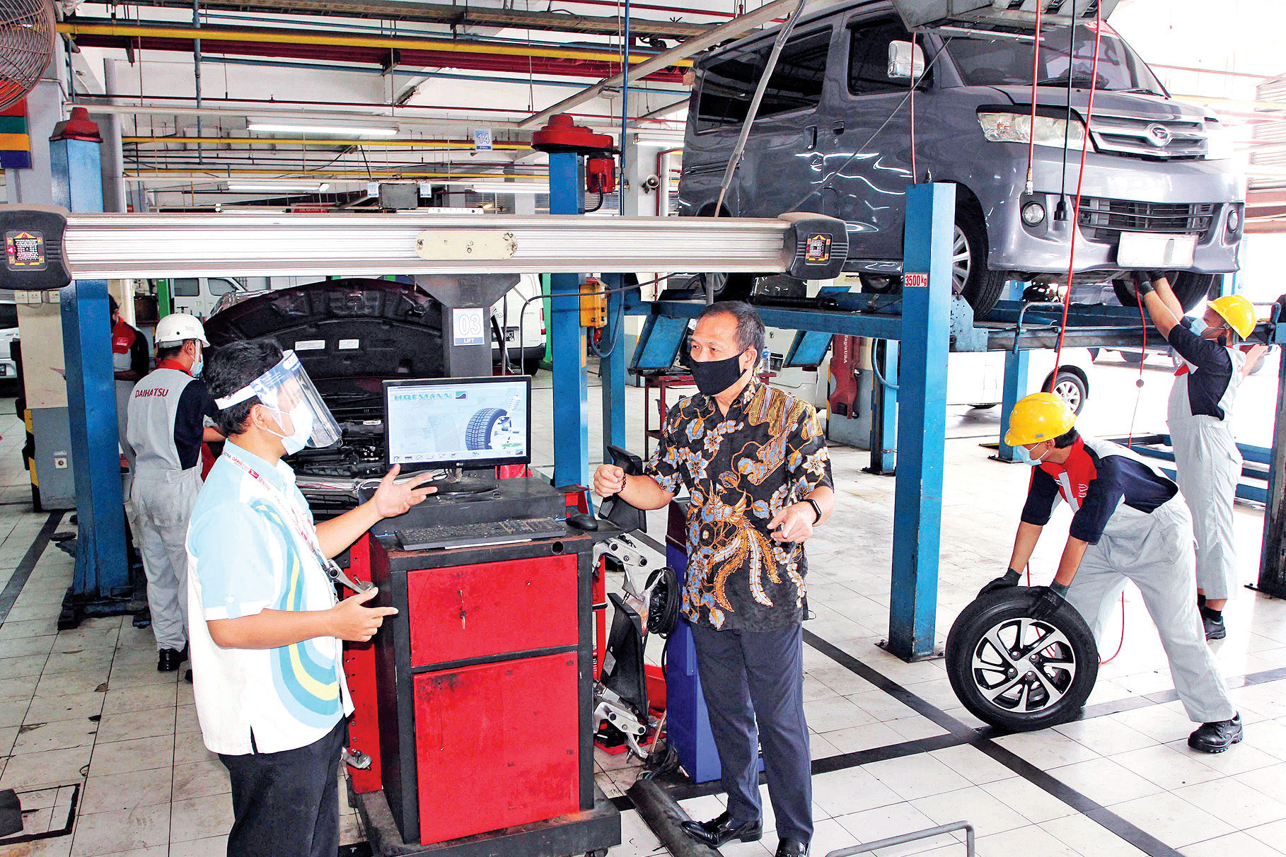 SERVIS MERDEKA DAIHATSU: After Sales Service Division Head PT Astra International-Daihatsu Sales Operation Lili Herman (tengah)  