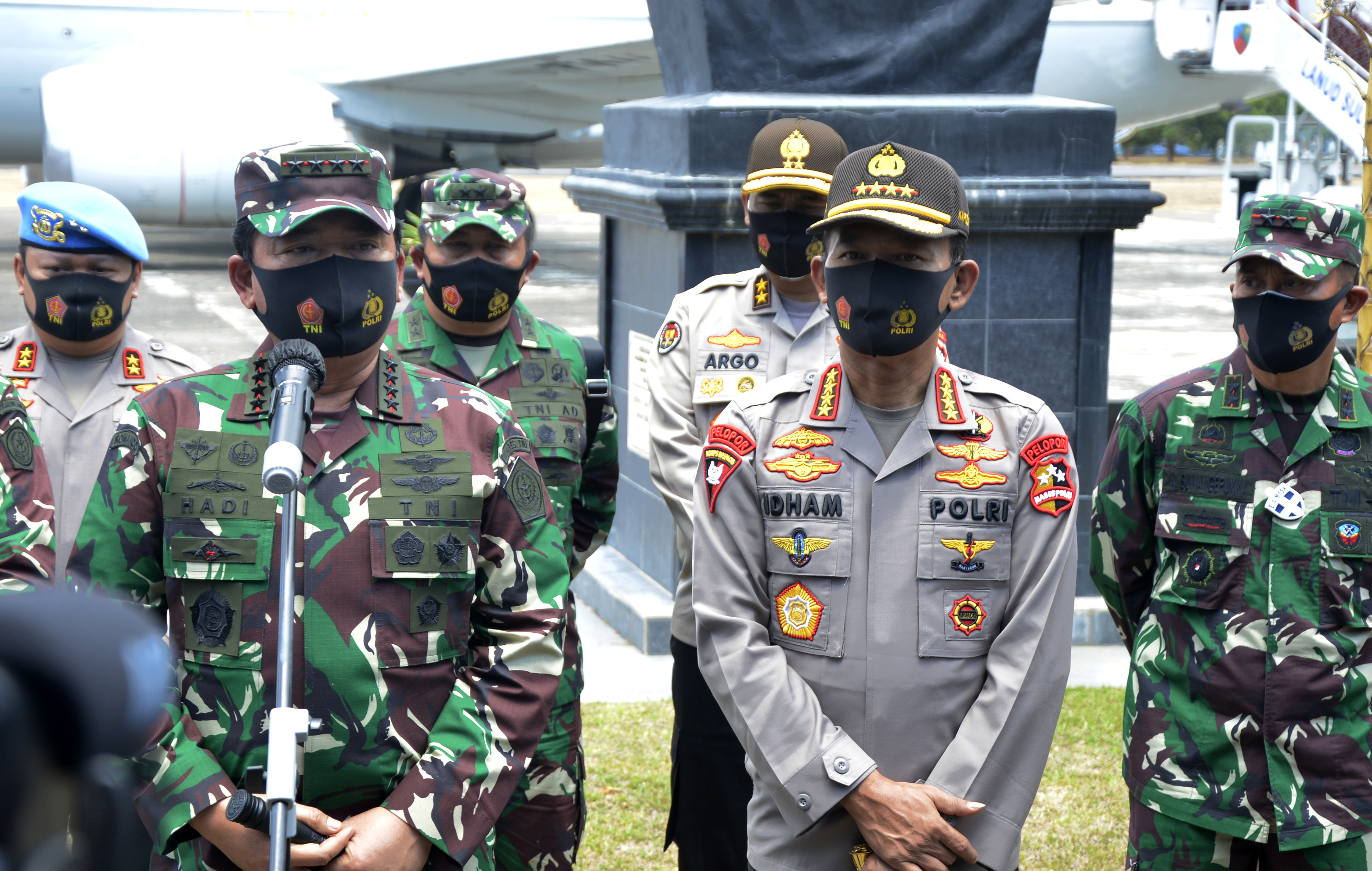 Panglima TNI Marsekal TNI Hadi Tjahjanto (kiri) memberikan keterangan kepada wartawan.