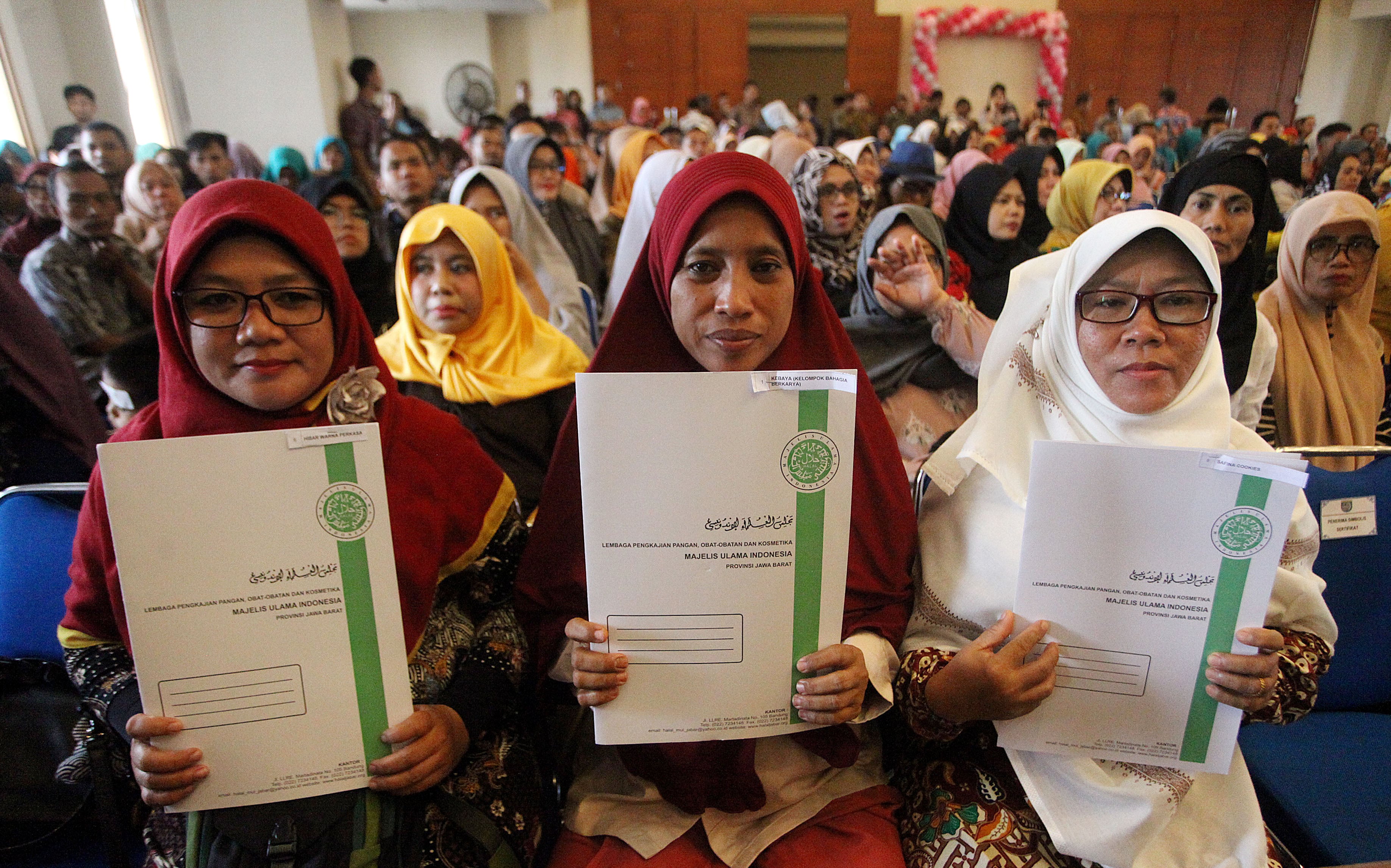 Sejumlah pelaku Industri Kecil Menengah (IKM) menunjukan sertifikat halal di Kantor Walikota Depok, Jawa Barat.