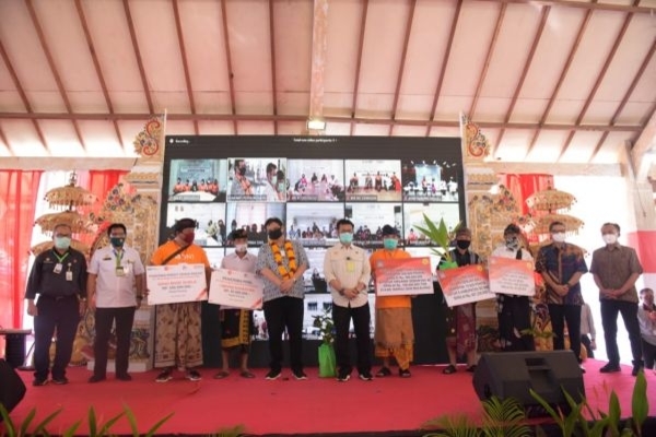  Menteri Koordintor (Menko) Perekonomian Airlangga Hartarto saat kunjungan kerjanya di Desa Budaya ­Kertalangu, Provinsi Bali, Sabtu (22/8)