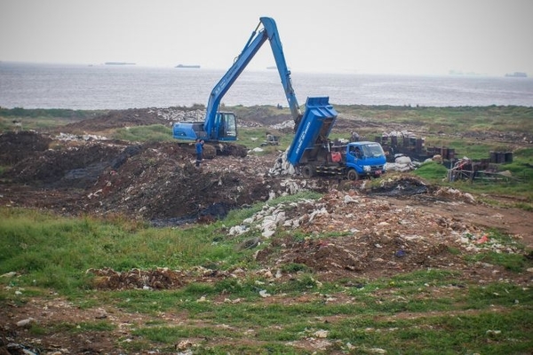 Pekerja menggunakan alat berat menggarap proyek reklamasi Ancol di Jakarta, Sabtu (4/7/2020).