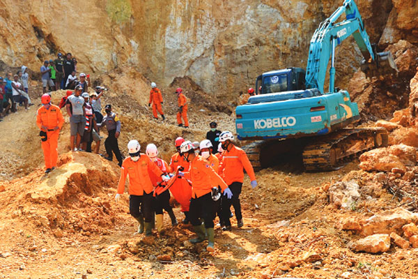 Petugas Basarnas mengevakuasi jenazah korban bencana tebing longsor di lokasi galian C penambangan batu di Desa Katekan, Brati,  Grobogan, 