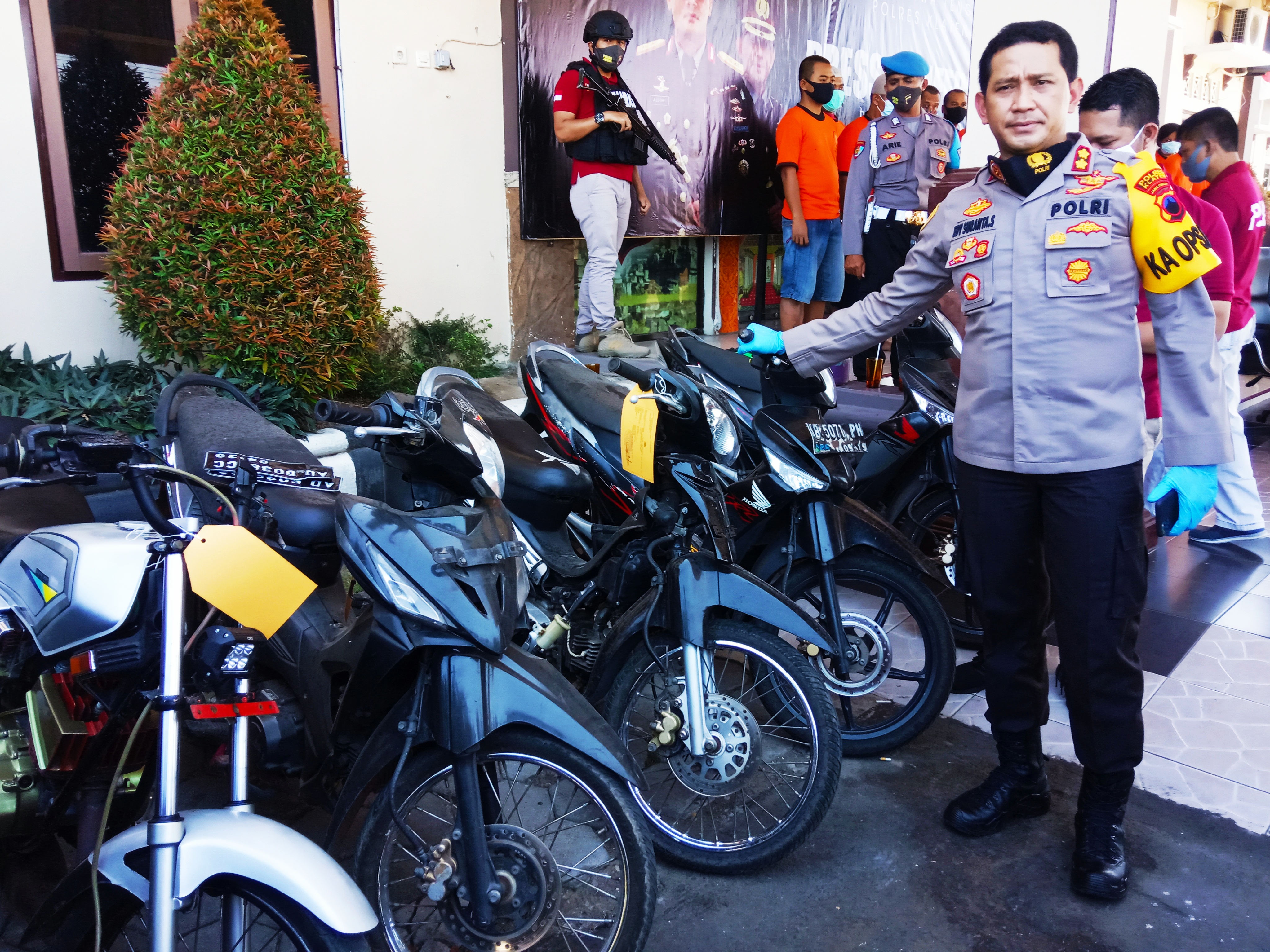 Kapolres AKB Edy Suranta Sitepu menunjukkan barang bukti sepeda motor dalam Operasi Sikat Jaran Candi 2020, Kamis (7/8/2020)