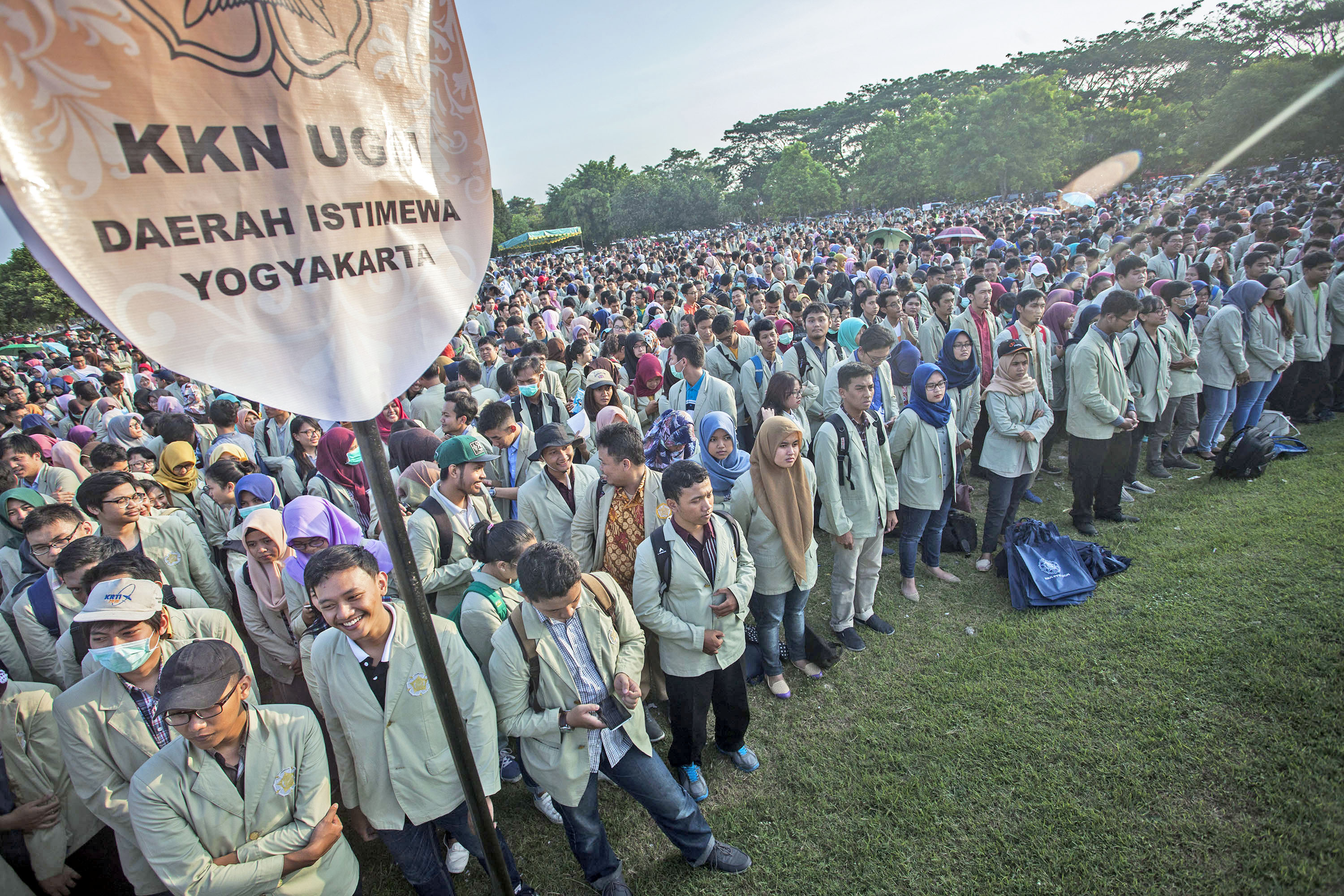 Mahasiswa mengikuti acara Pelepasan KKN PPM UGM Periode Antarsemester 2017 di Lapangan Graha Sabha Pramana, UGM, Sleman, DI Yogyakarta.