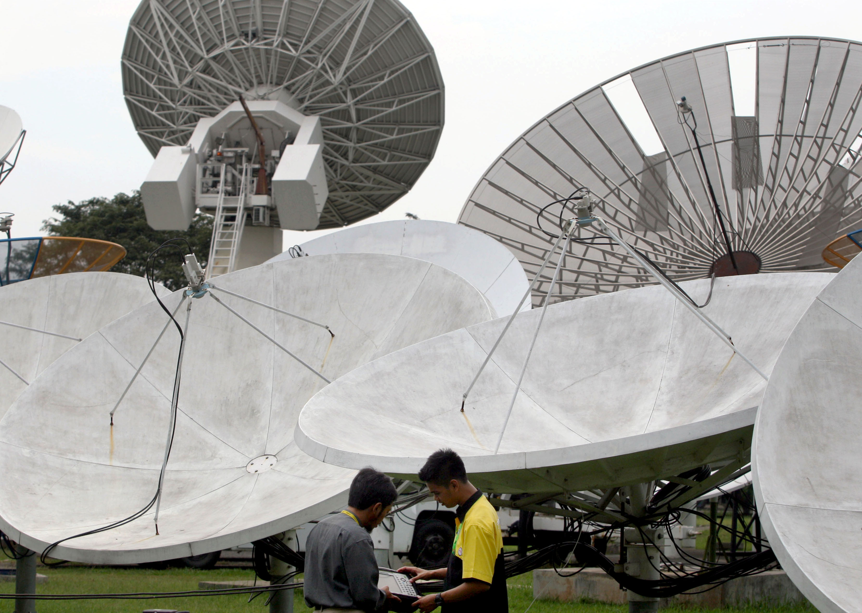 Petugas memeriksa satellite receiver di Kantor PT Indosat . Indosat yang menggunakan Satelit II