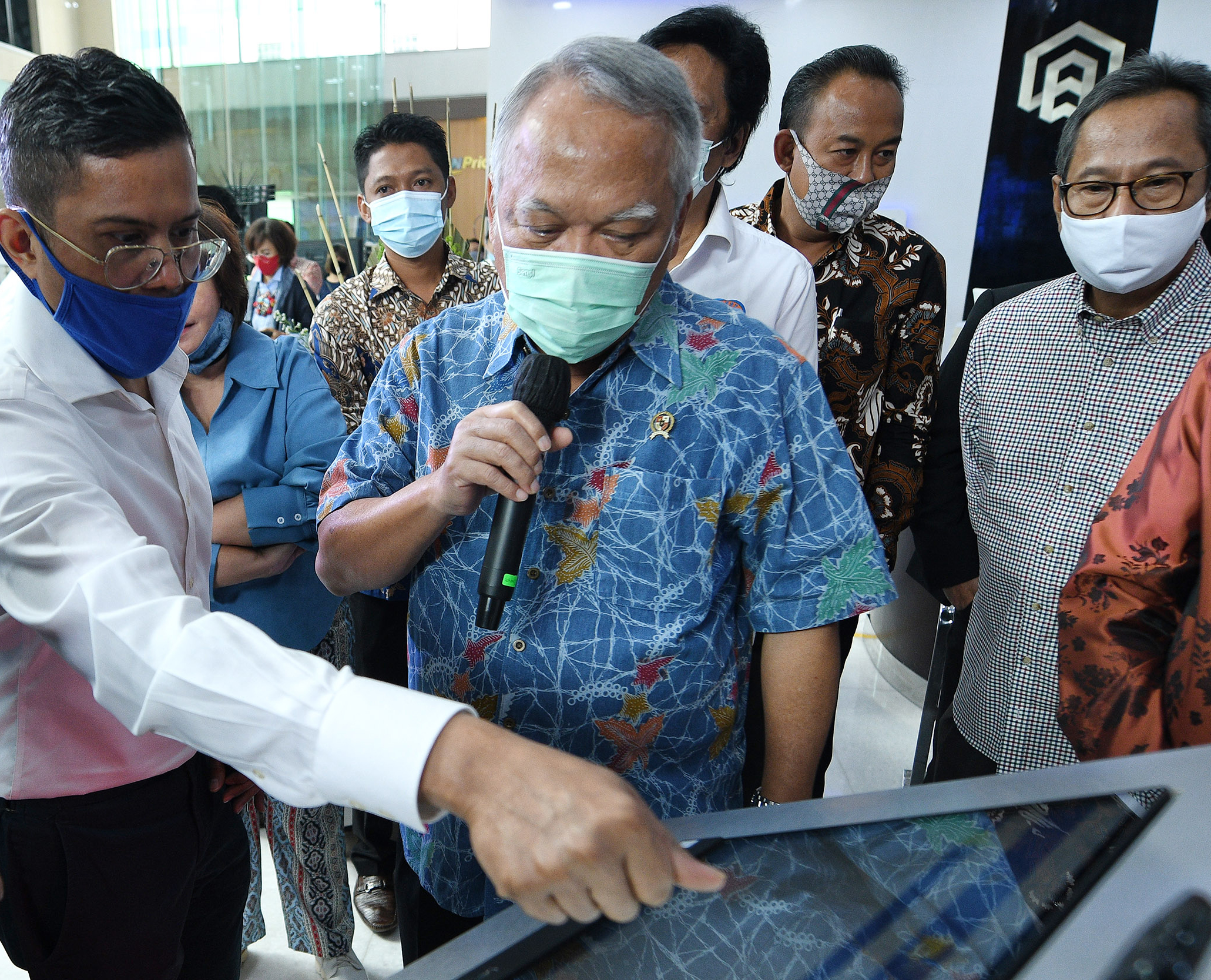 IPEX VIRTU Menteri PU-Pera Basuki Hadimuljono (tengah) mendapat penjelasan dari Dirut PT Bank Tabungan Negara Pahala Nugraha Mansury  