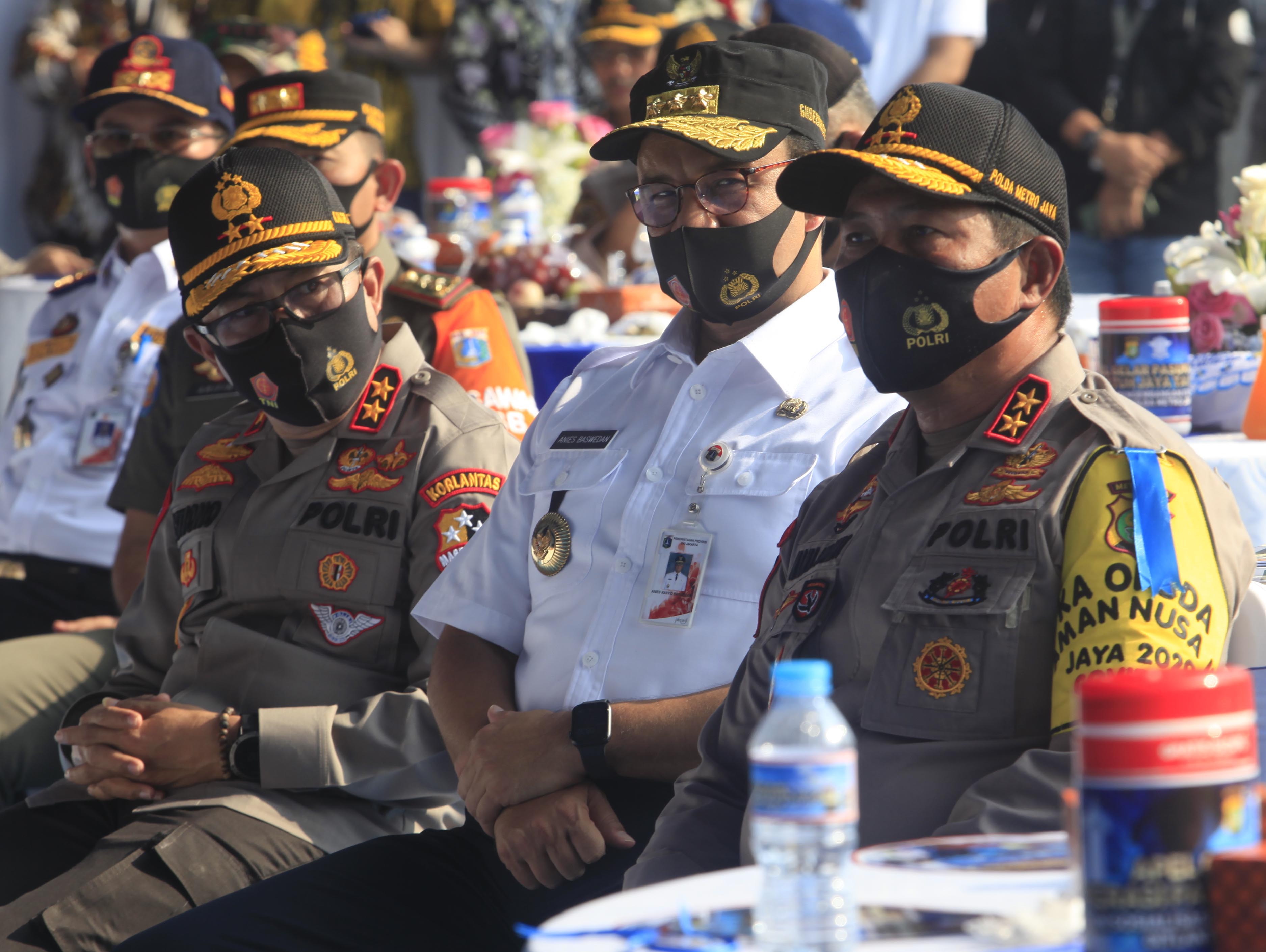 Gubenur DKI Jakarta Anies Baswedan (tengah) bersama Kapolda Metro Jaya Irjen Nana Sudjana (kanan) 