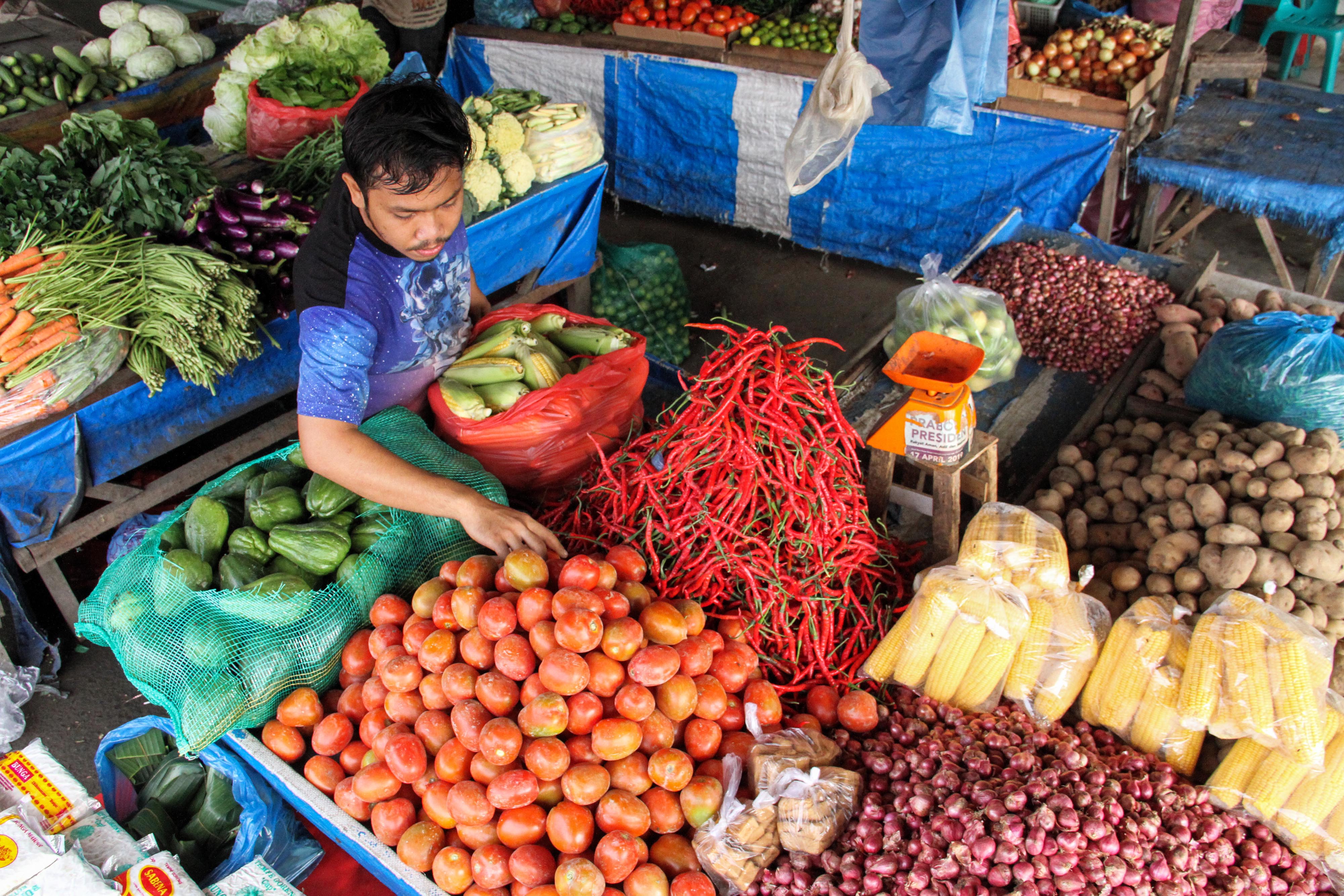 Pedagang menata sayuran di pasar tradisional Lhokseumawe, Aceh, Selasa (11/8).