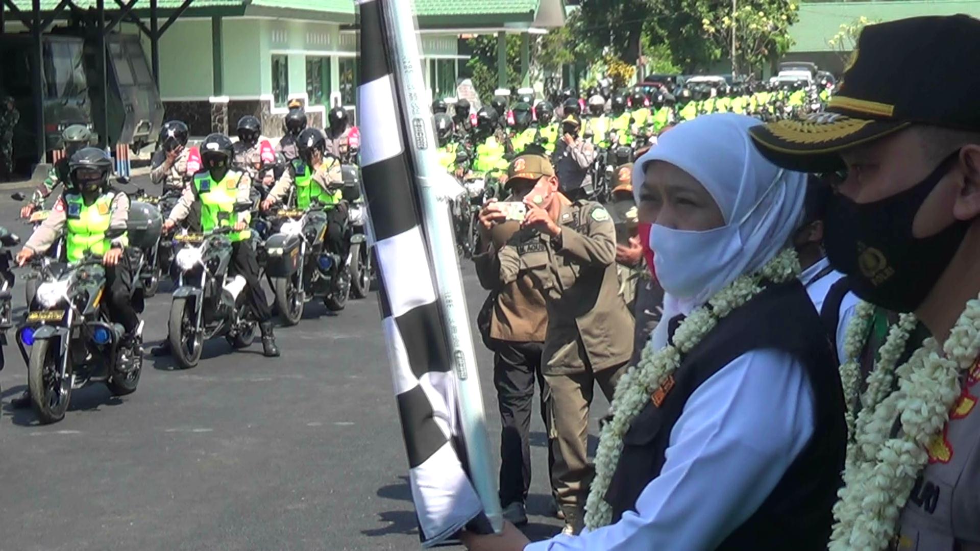 Gubernur Jawa Timur Khofifah Indar Parawansa saat acara Pencanangan TNI Polri dalam Penanganan Covid-19 di Yon Arhanudse 8 Sidoarjo