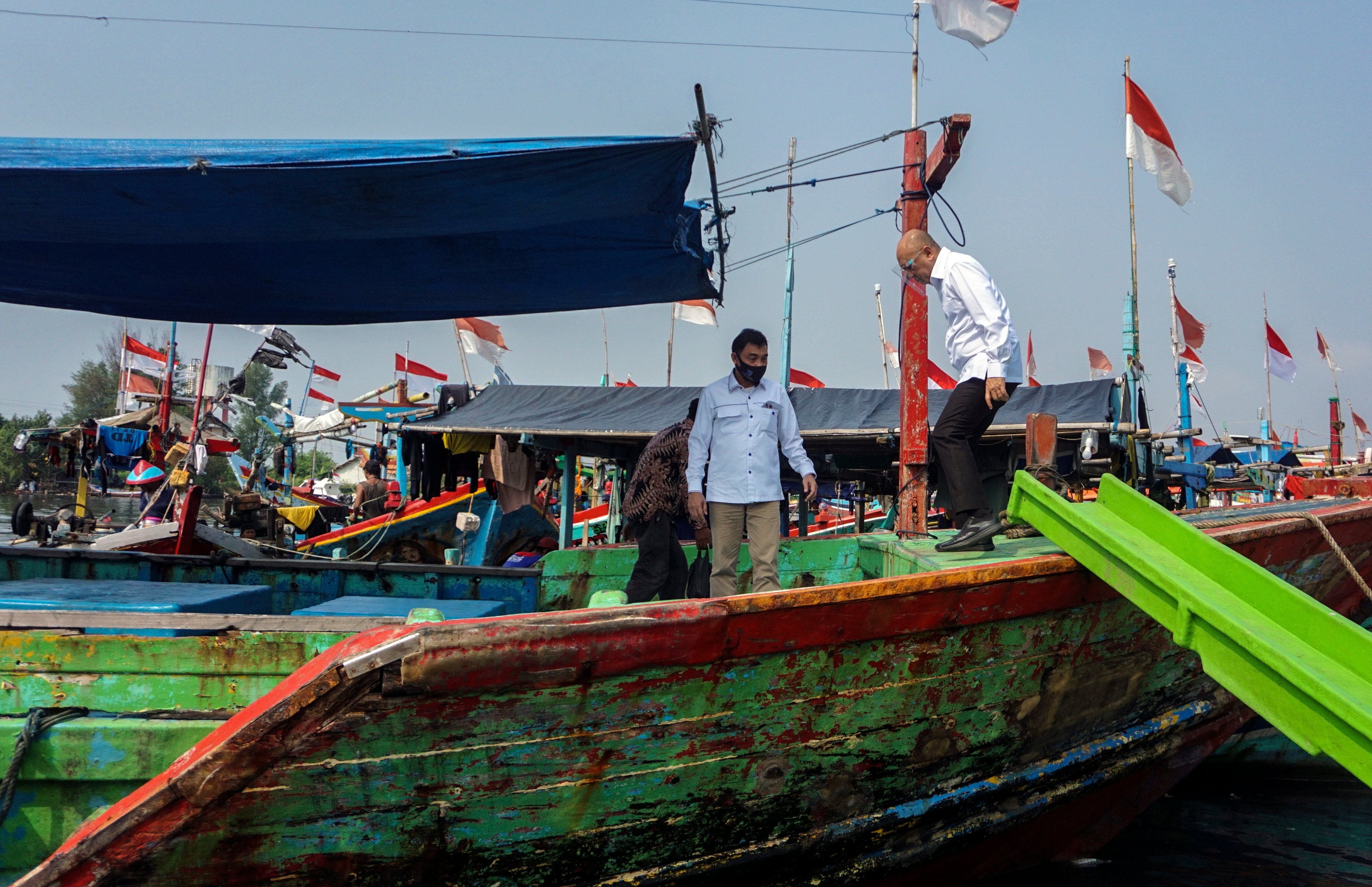 Menteri Koperasi dan UMKM Teten Masduki (kanan) meninjau kapal nelayan saat kunjungan di Pelabuhan Perikanan Nusantara, Pekalongan, Jateng.