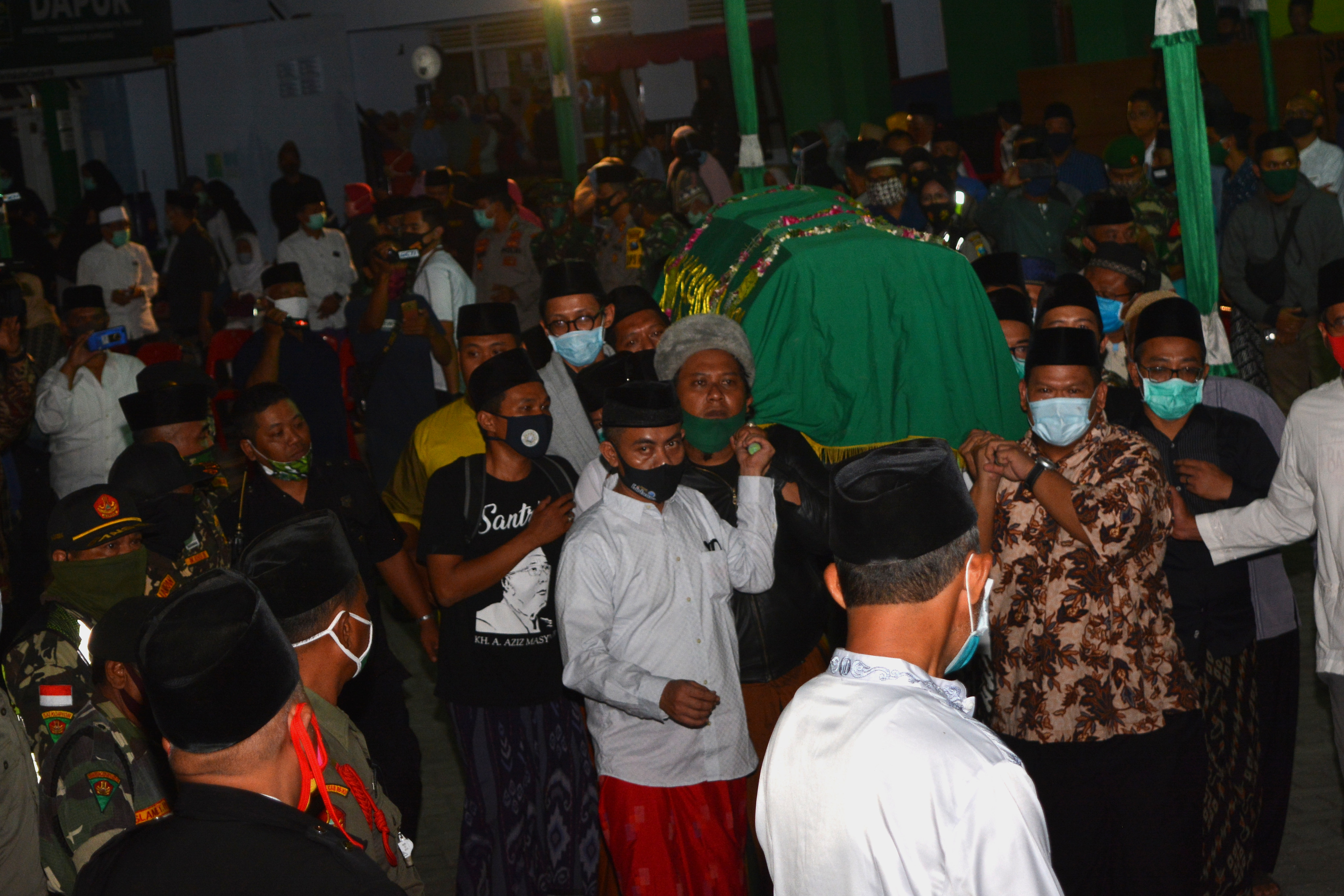 Sejumlah santri mengusung keranda jenazah almarhum KH Hasyim Wahid, adik bungsu Presiden ke-4 RI KH Abdurrahman Wahid (Gus Dur).