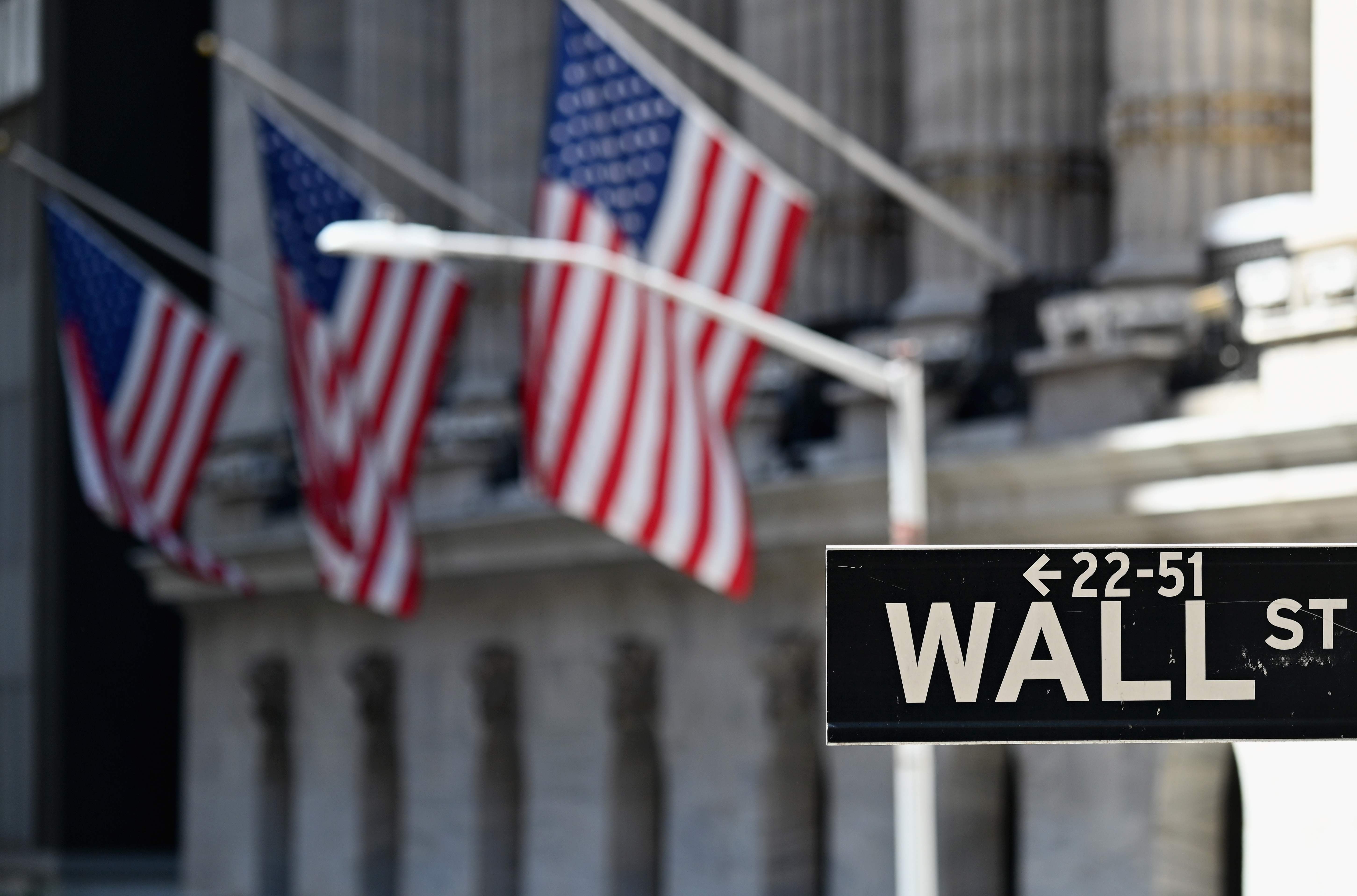 Saham-saham di bursa saham New York Wall Street,  AS menguat setelah Presiden Trump memperpanjang bantuan ekonomi covid-19 tertentu.