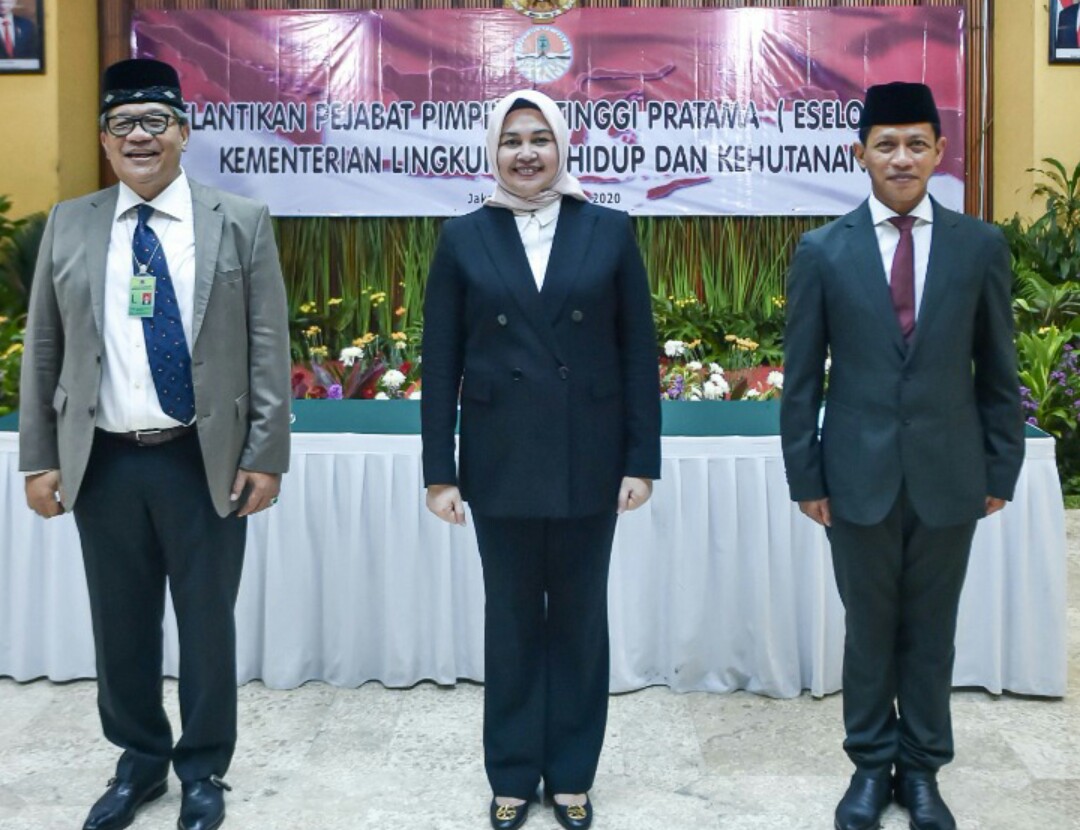 Hanif Faisol Nurofiq sebagai Sekretaris Direktorat Jenderal Planologi Kehutanan dan Tata Lingkungan (paling kanan jas hitam)