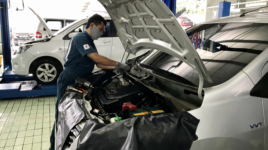 Perawatan rutin sesuai jadwal di bengkel resmi wajib dilakukan untuk menjaga garansi tetap berlaku.