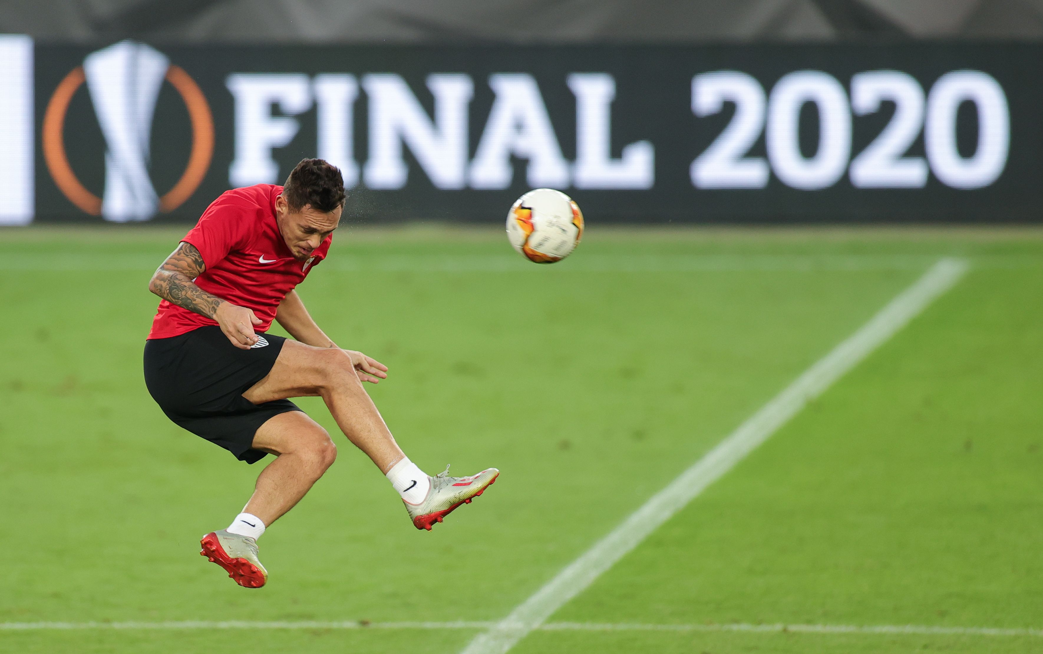 Lucas Ocampos ambil bagian dalam latihan Sevilla menjelang laga final Liga Europa.