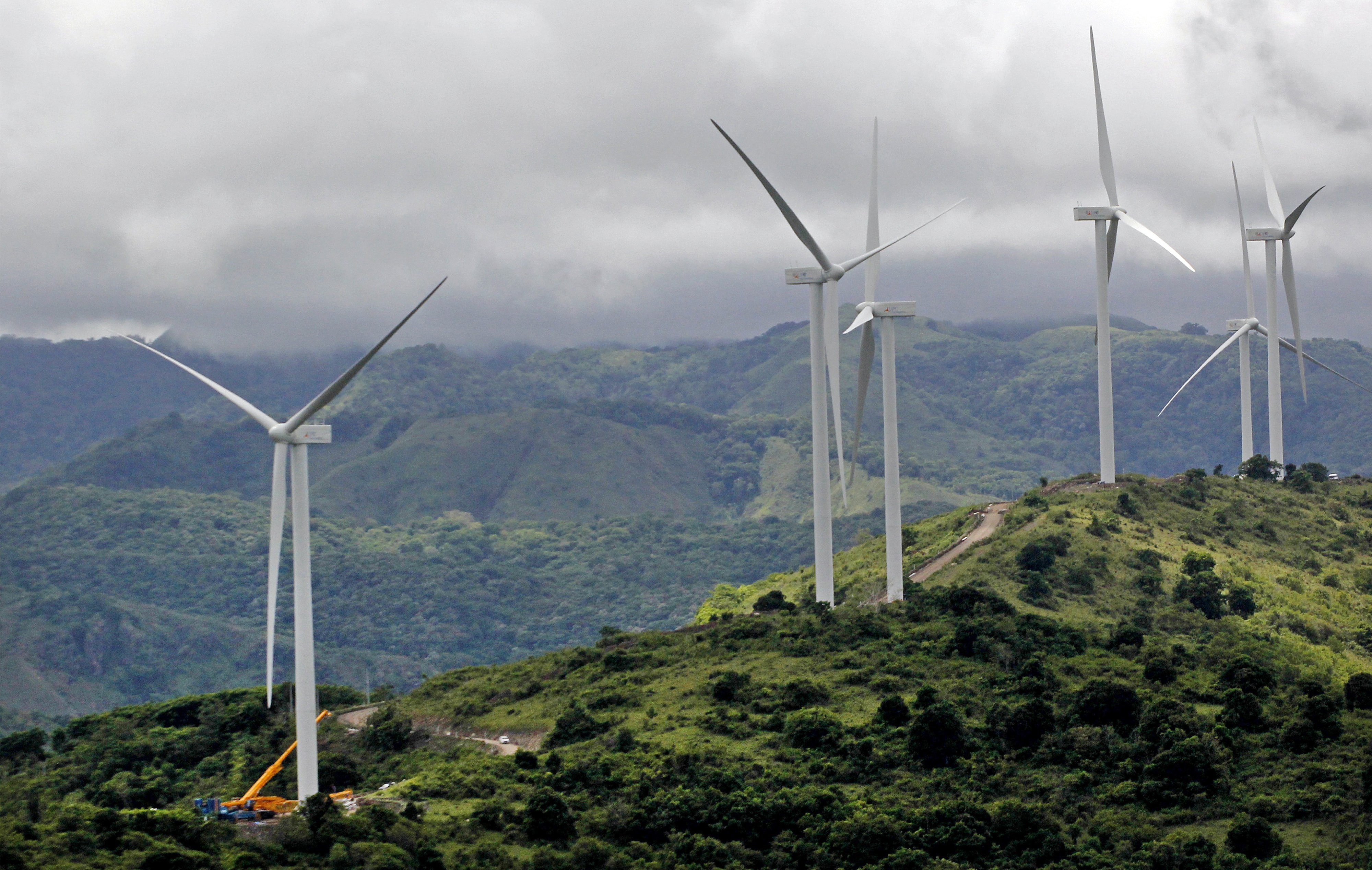  Sebuah kendaraan alat berat beroperasi di area pembangunan Pembangkit Listirk Tenaga Bayu  di Desa Mattirotasi, Kabupaten Sidrap, Sulsel.