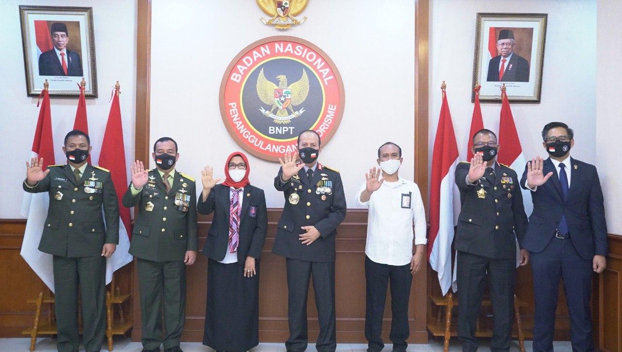 Kepala BNPT Komjen Pol Boy Rafli Amar (tengah) didampingi jajarannya saat pengumuman Lomba Pidato Pancasila. 