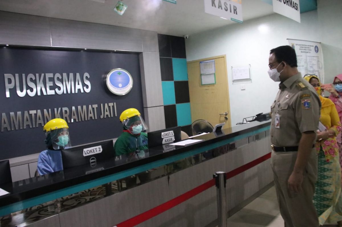 Gubernur DKI Jakarta Anies Baswedan meninjau Puskesmas Kramat Jati, Jakarta Timur, Jumat (29/5/2020)