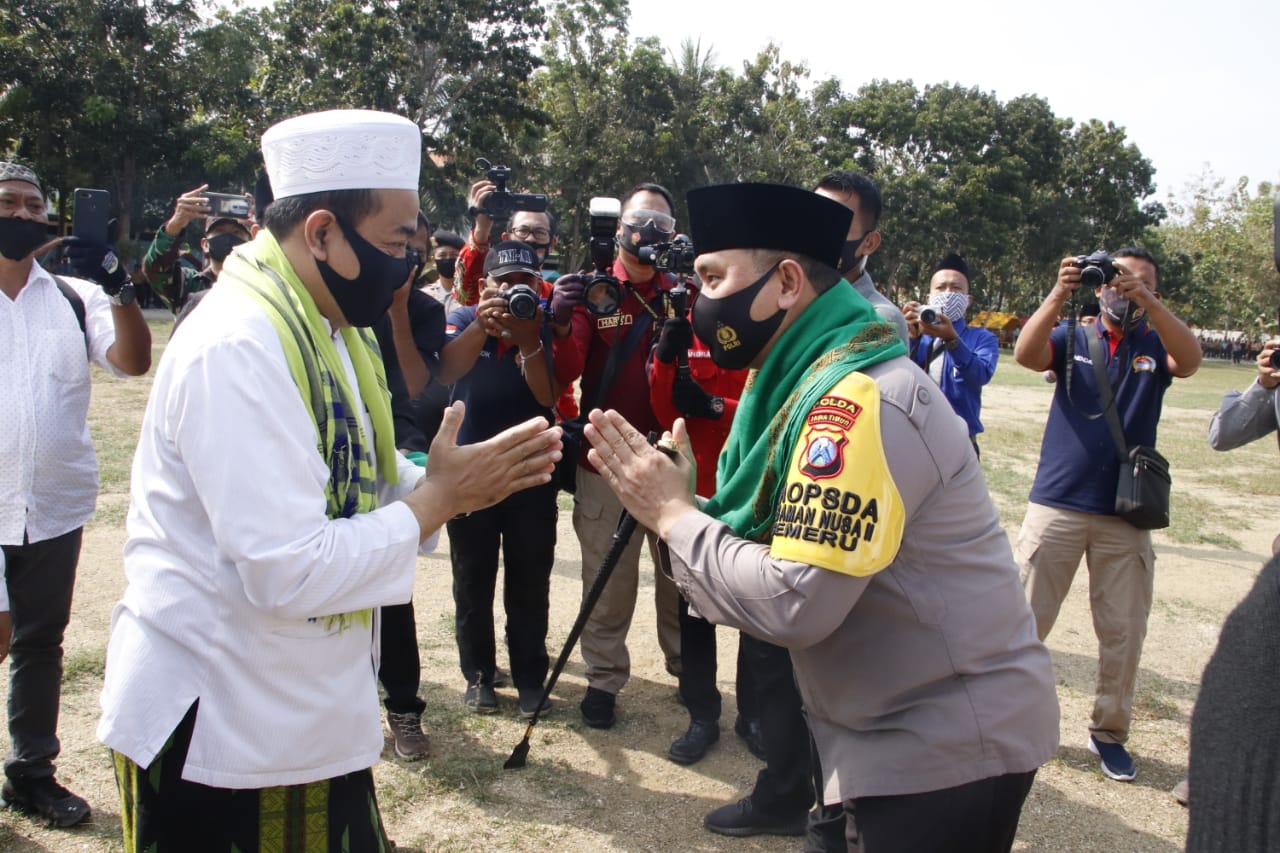 Pengasuh Ponpes Al Amien Prenduen KH Ahmad Fauzi Tidjani dan Kapolda Jatim Irjen Fadil Imran.
