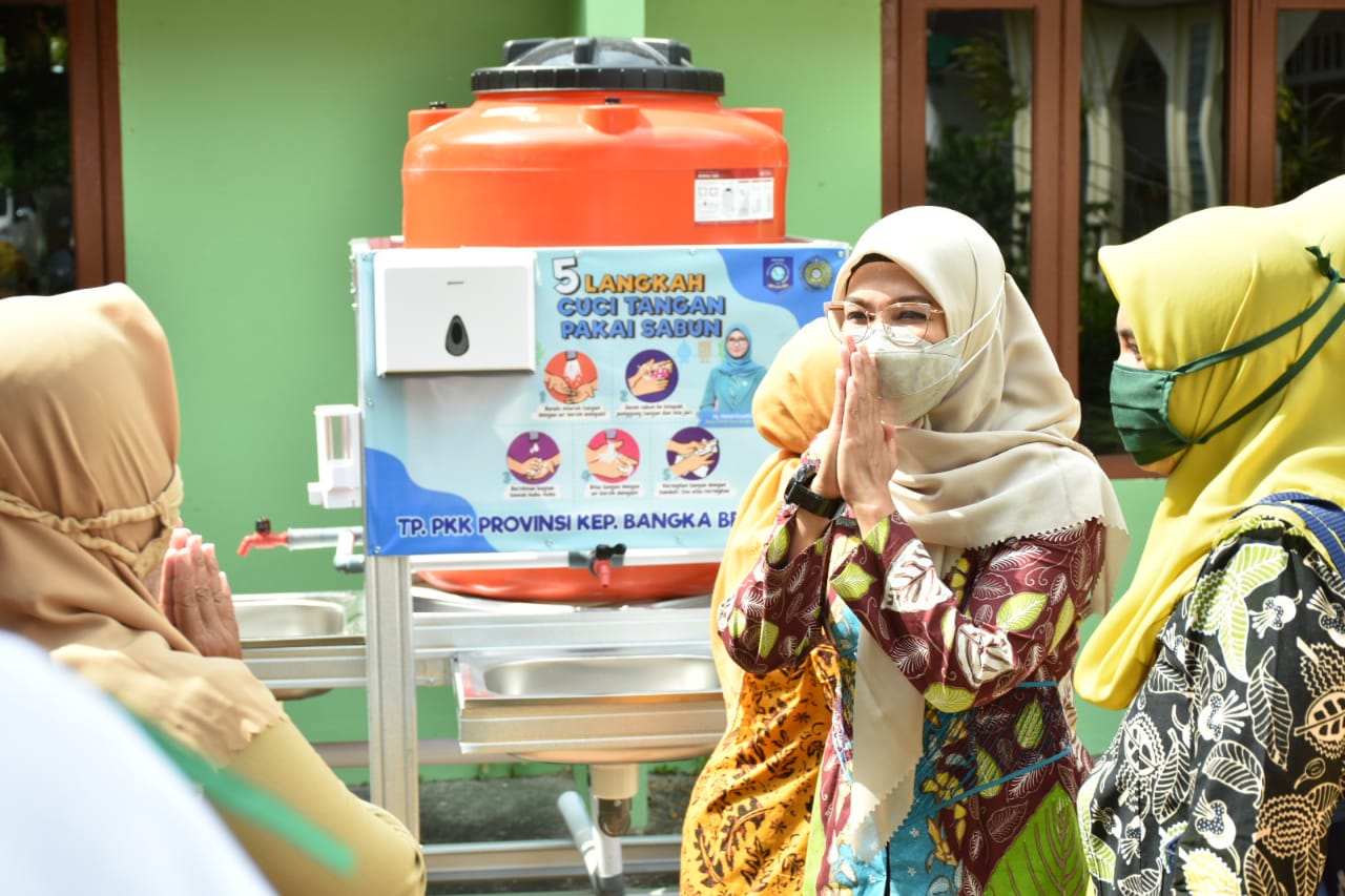 Ketua Tim Penggerak PKK Provinsi Kepulauan Bangka Belitung, Melati Erzaldi, mengantarkan instalasi cuci tangan. 