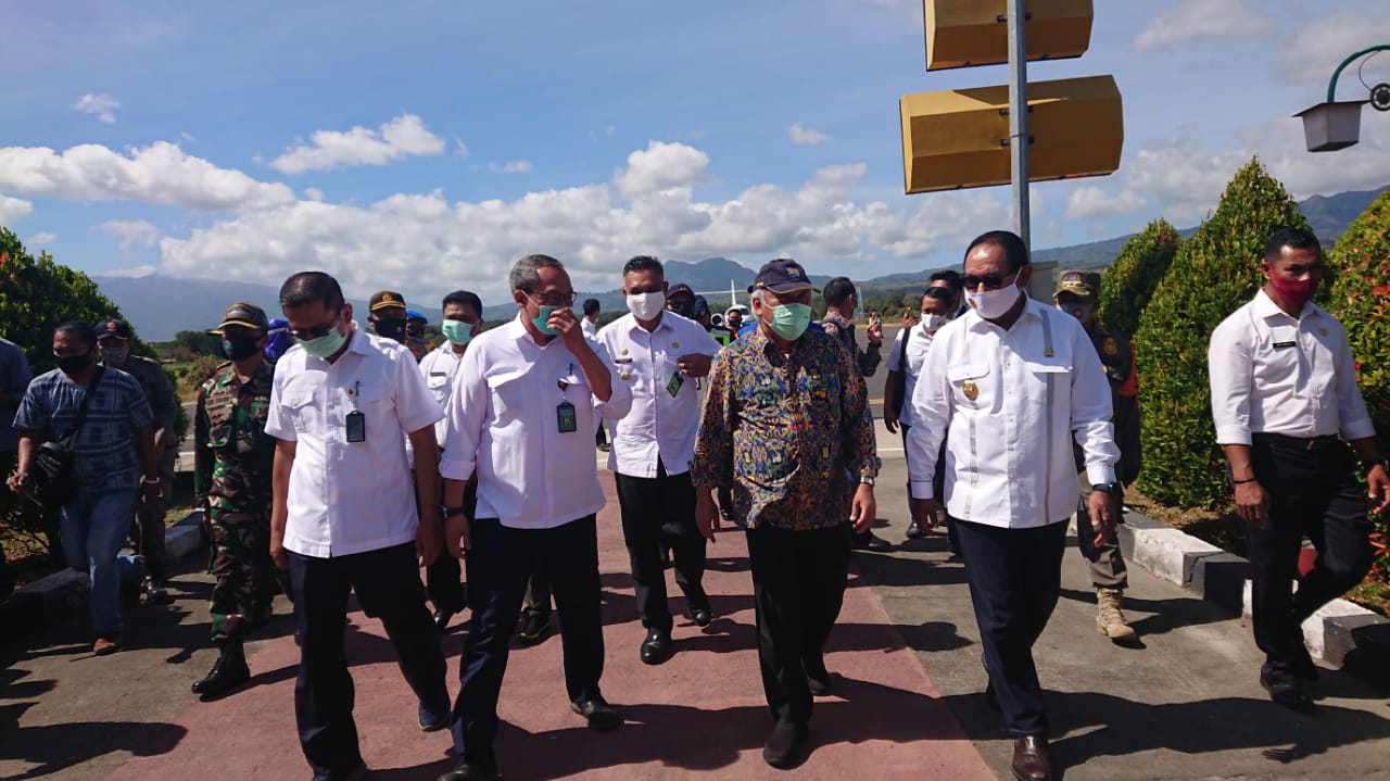 Menteri PUPR Basuki Hadimuljono (baju batik) tiba di Bandara Franseda Maumere, Kabupaten Sikka, Rabu (5/8/2020)