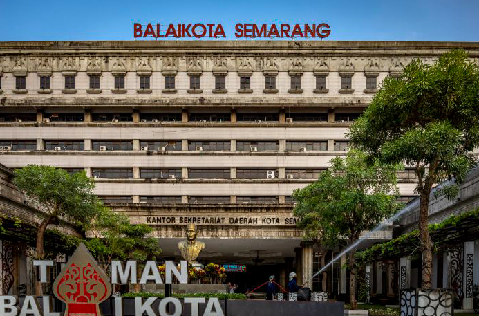 Petugas pemadam kebakaran menyemprotkan cairan disinfektan ke sejumlah gedung di kompleks Balai Kota Semarang usai ditemukan 20 ASN positif 