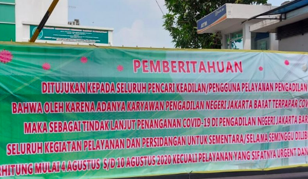 Spanduk penutupan sementara wilayah Pengadilan Negeri Jakarta Barat, Selasa (4/8/2020). 