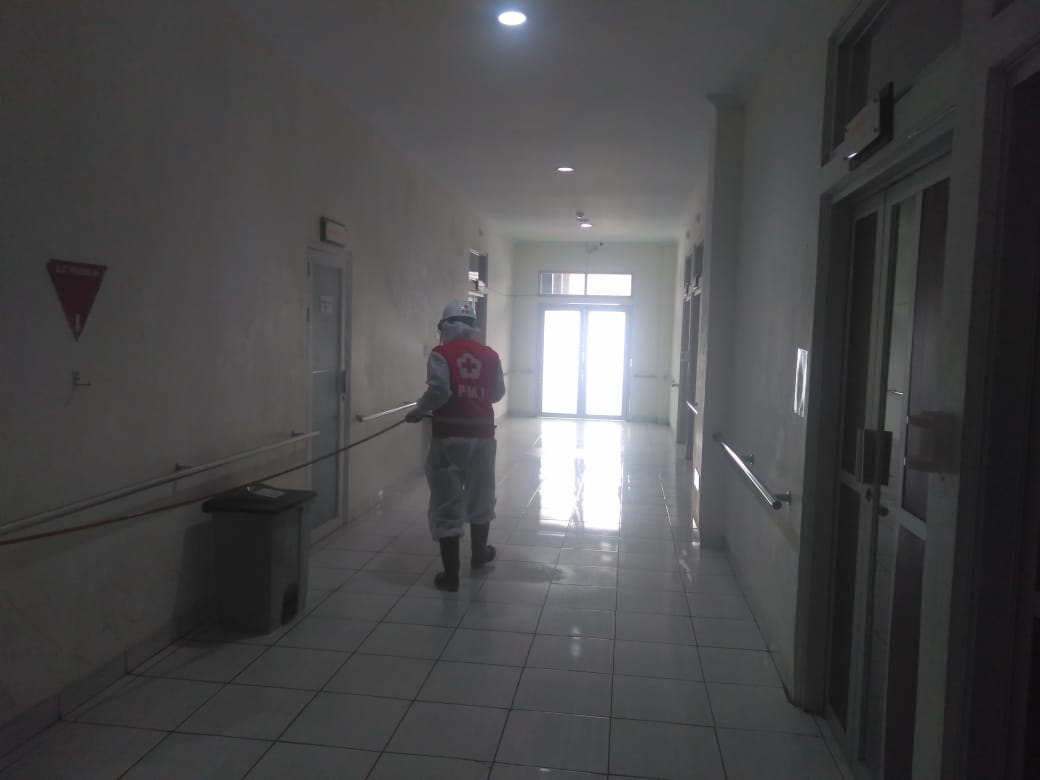 Petugas PMI Kota Sukabumi, Jawa Barat, menyemprotkan disinfektan di salah satu ruangan di RSUD R Syamsudin SH, Kamis (20/8).